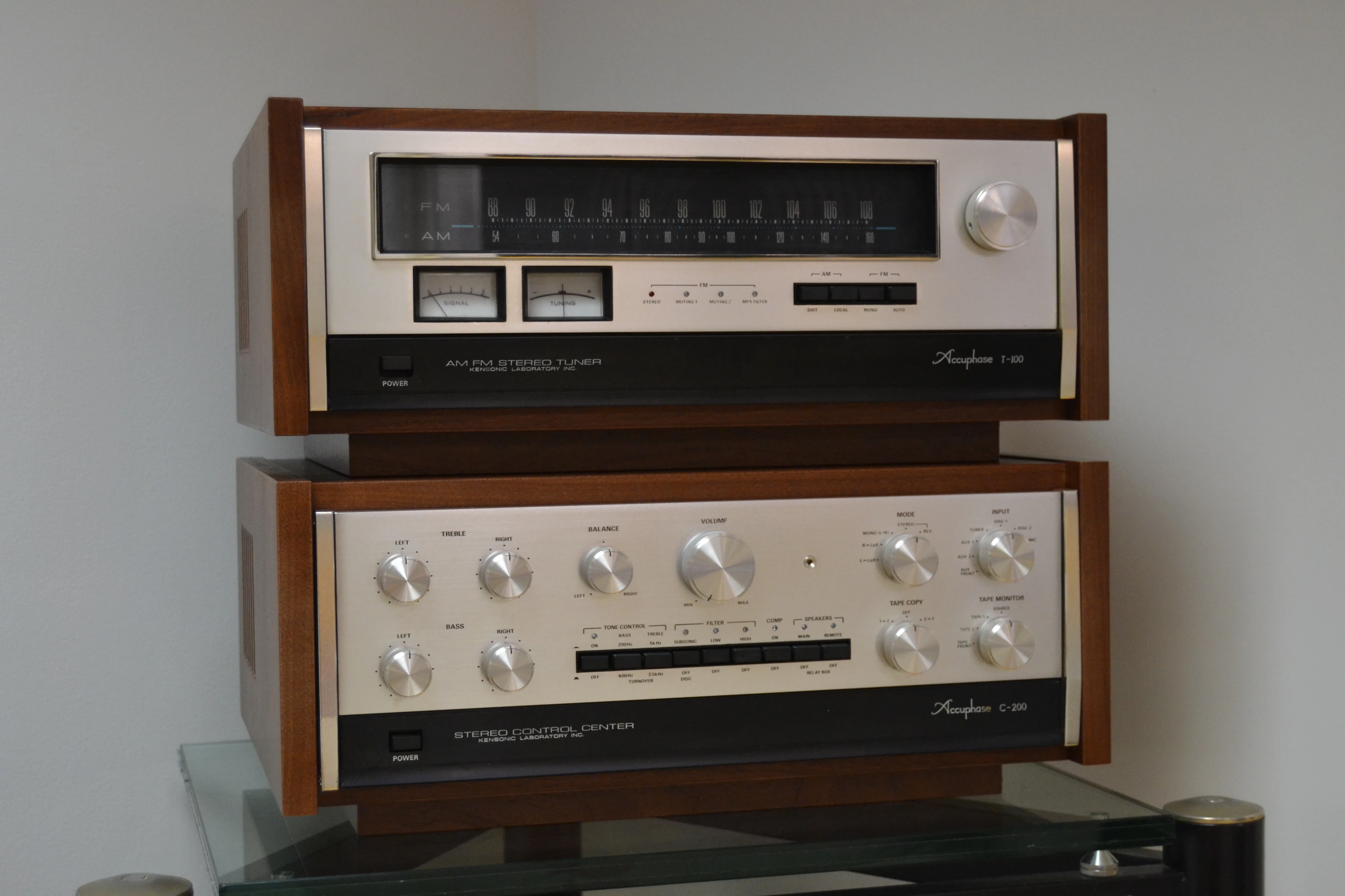 1975 Accuphase C200 Preamplifier - P300 Power Amplifier - T100 Tuner - New Hardwood Cases - Image 3