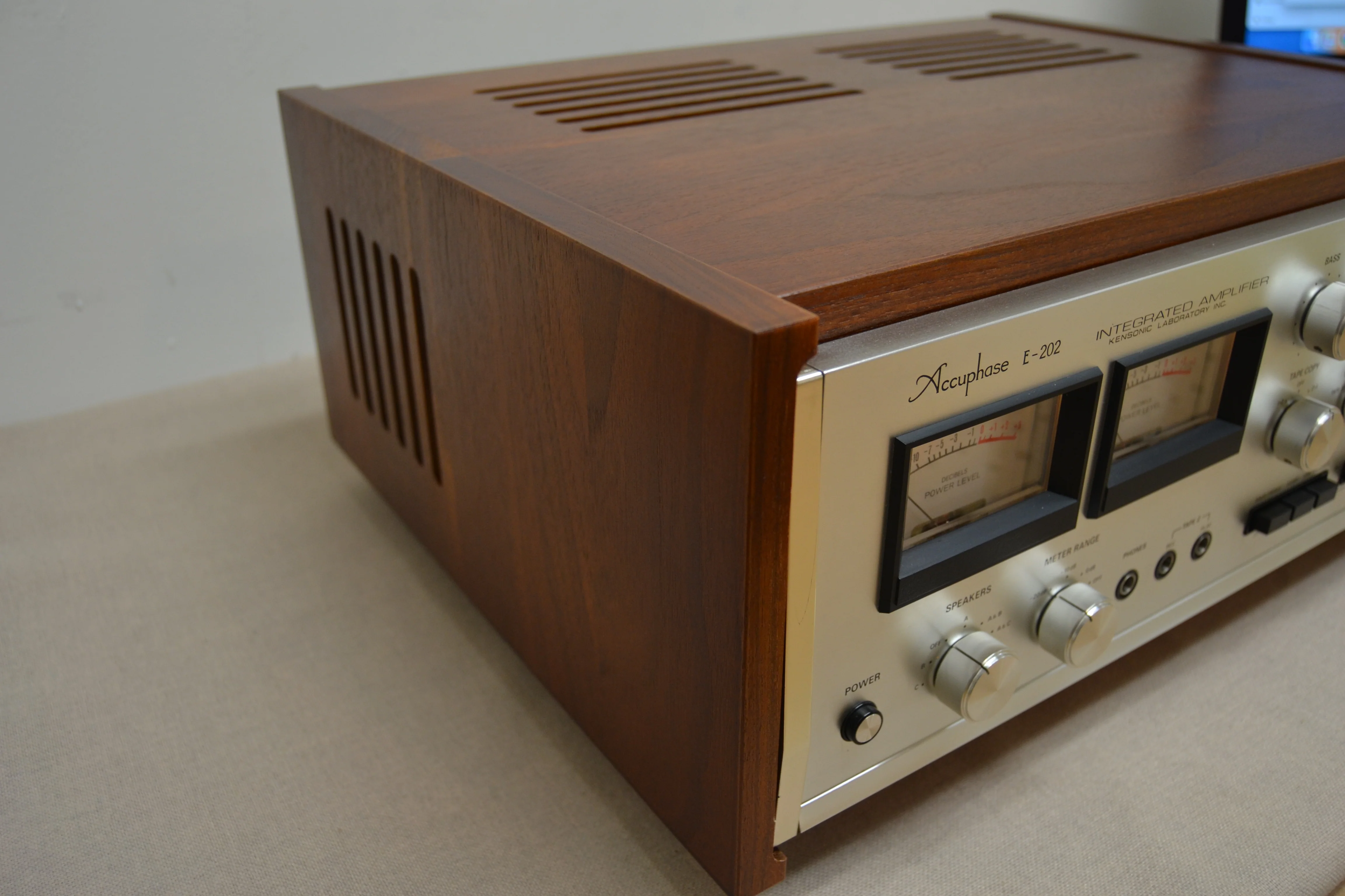 Accuphase E-202 Stereo Integrated Amplifier * 100W RMS * 1974 * Wood Case - Image 11
