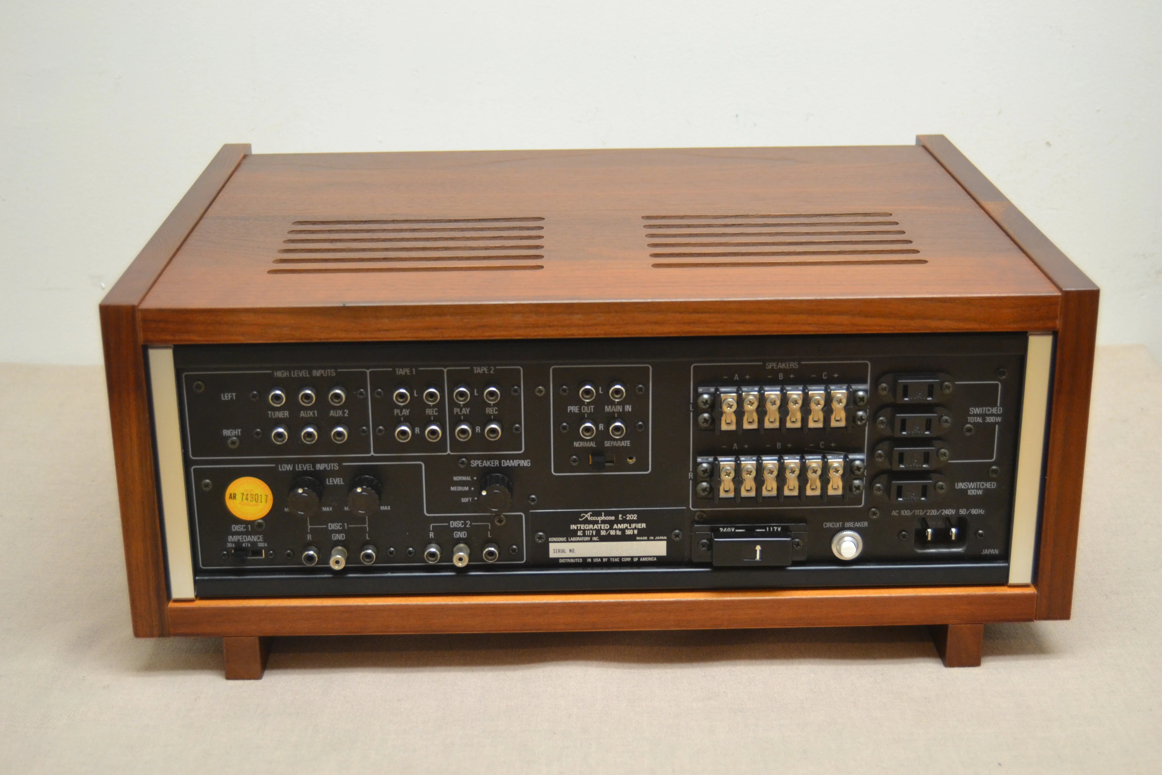 Accuphase E-202 Stereo Integrated Amplifier * 100W RMS * 1974 * Wood Case - Image 12