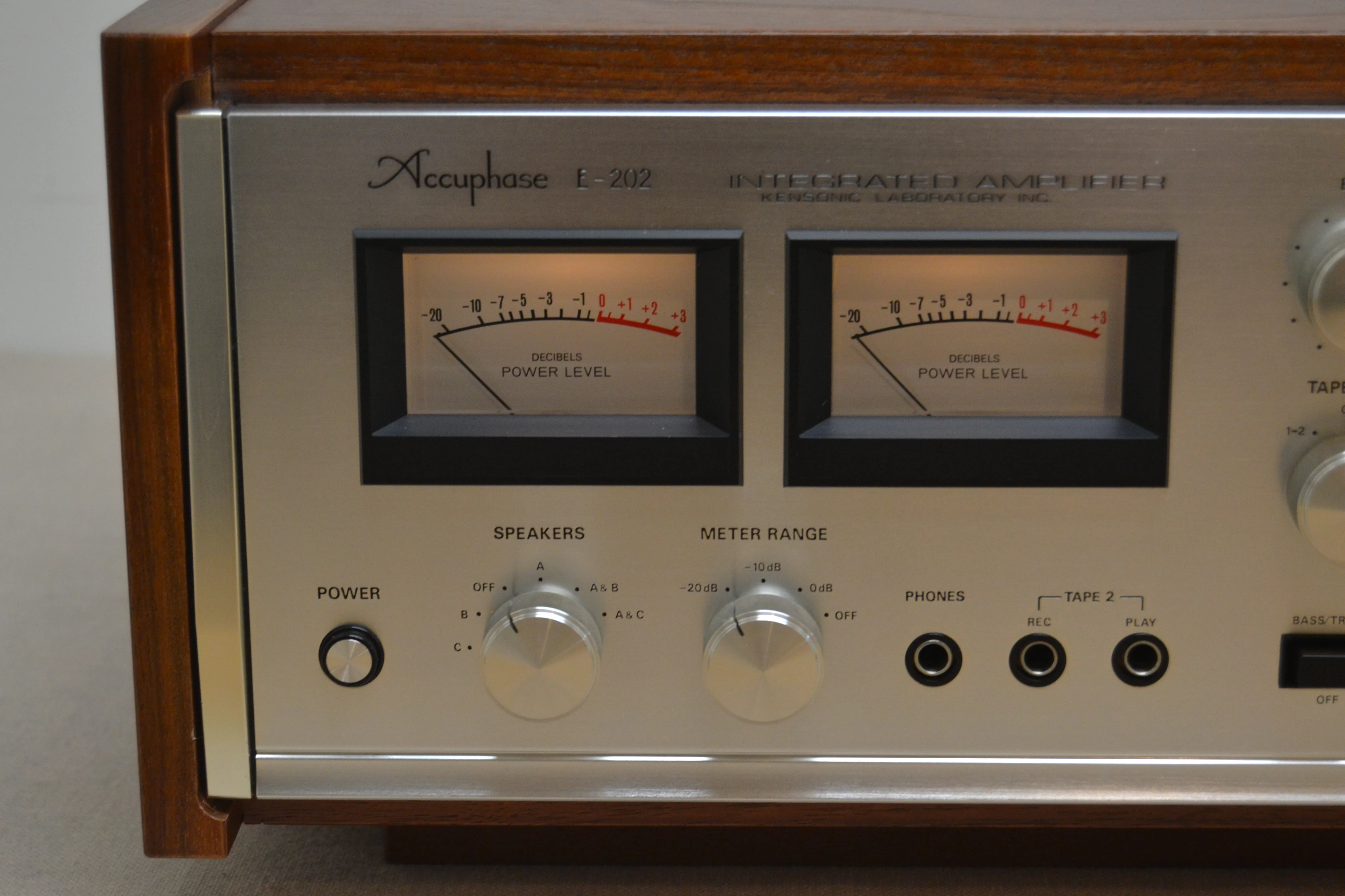 Accuphase E-202 Stereo Integrated Amplifier * 100W RMS * 1974 * Wood Case - Image 2