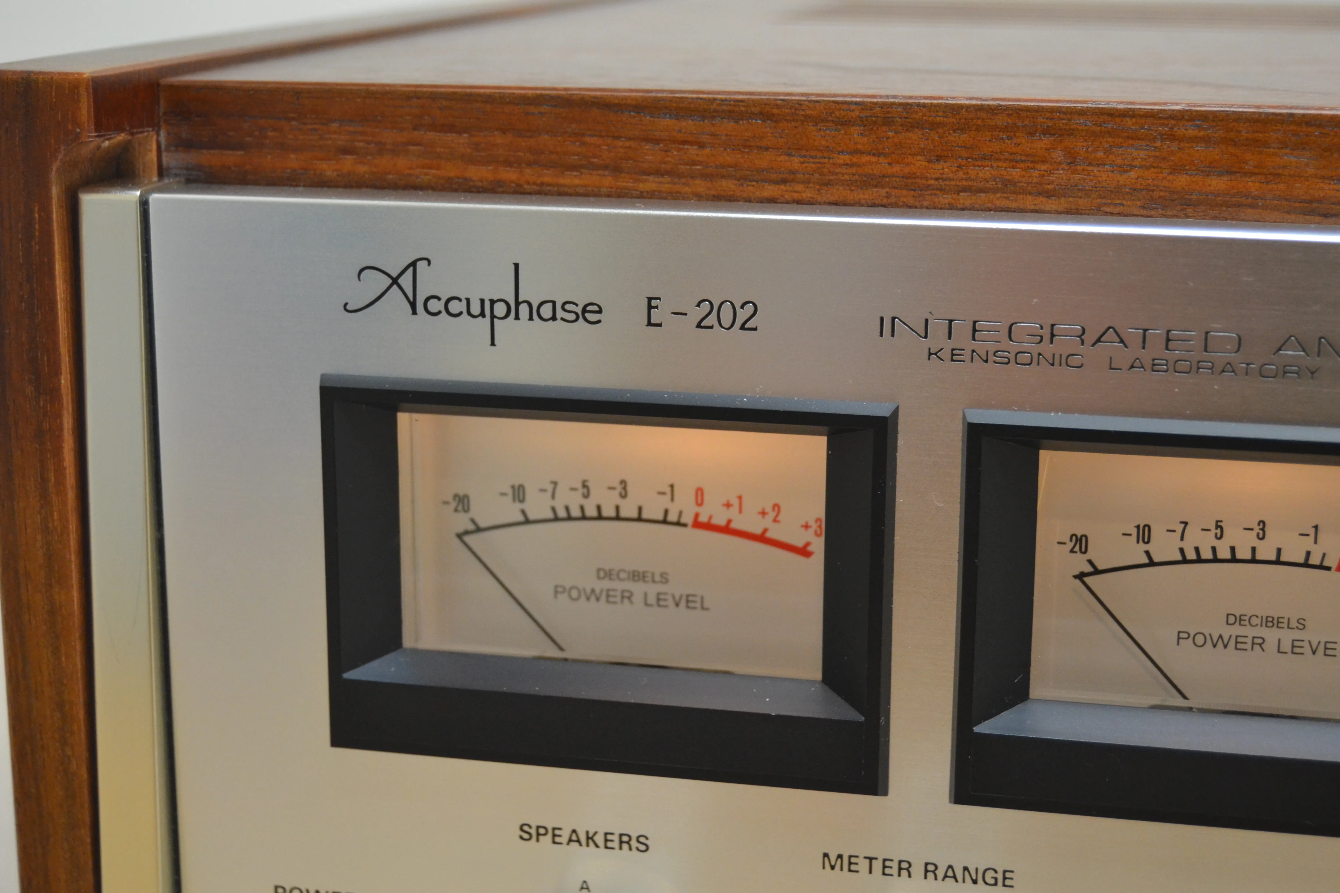 Accuphase E-202 Stereo Integrated Amplifier * 100W RMS * 1974 * Wood Case - Image 6