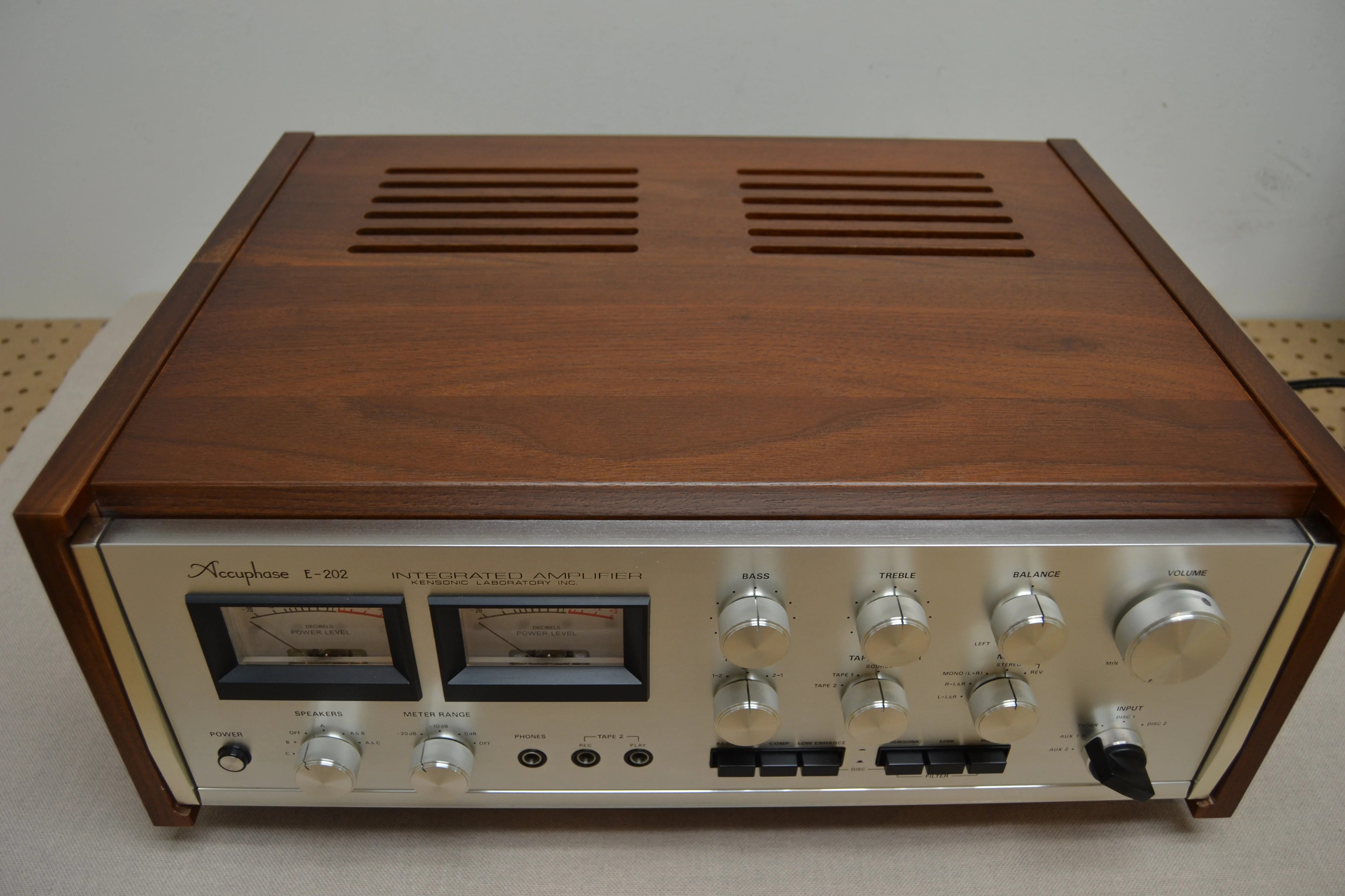 Accuphase E-202 Stereo Integrated Amplifier * 100W RMS * 1974 * Wood Case - Image 9