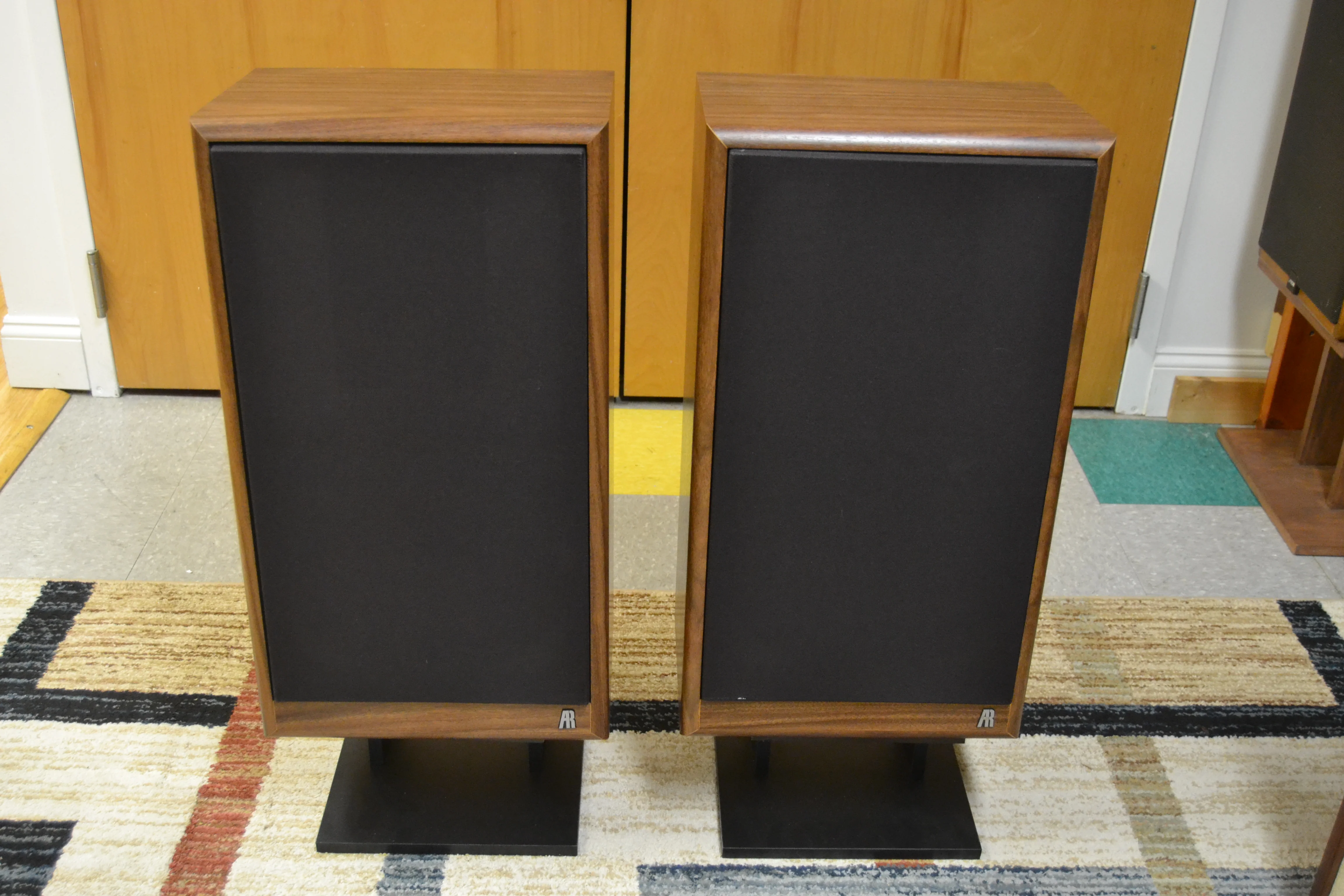 Acoustic Research AR58b Floor Standing Speakers * 3Way with stands - Image 2