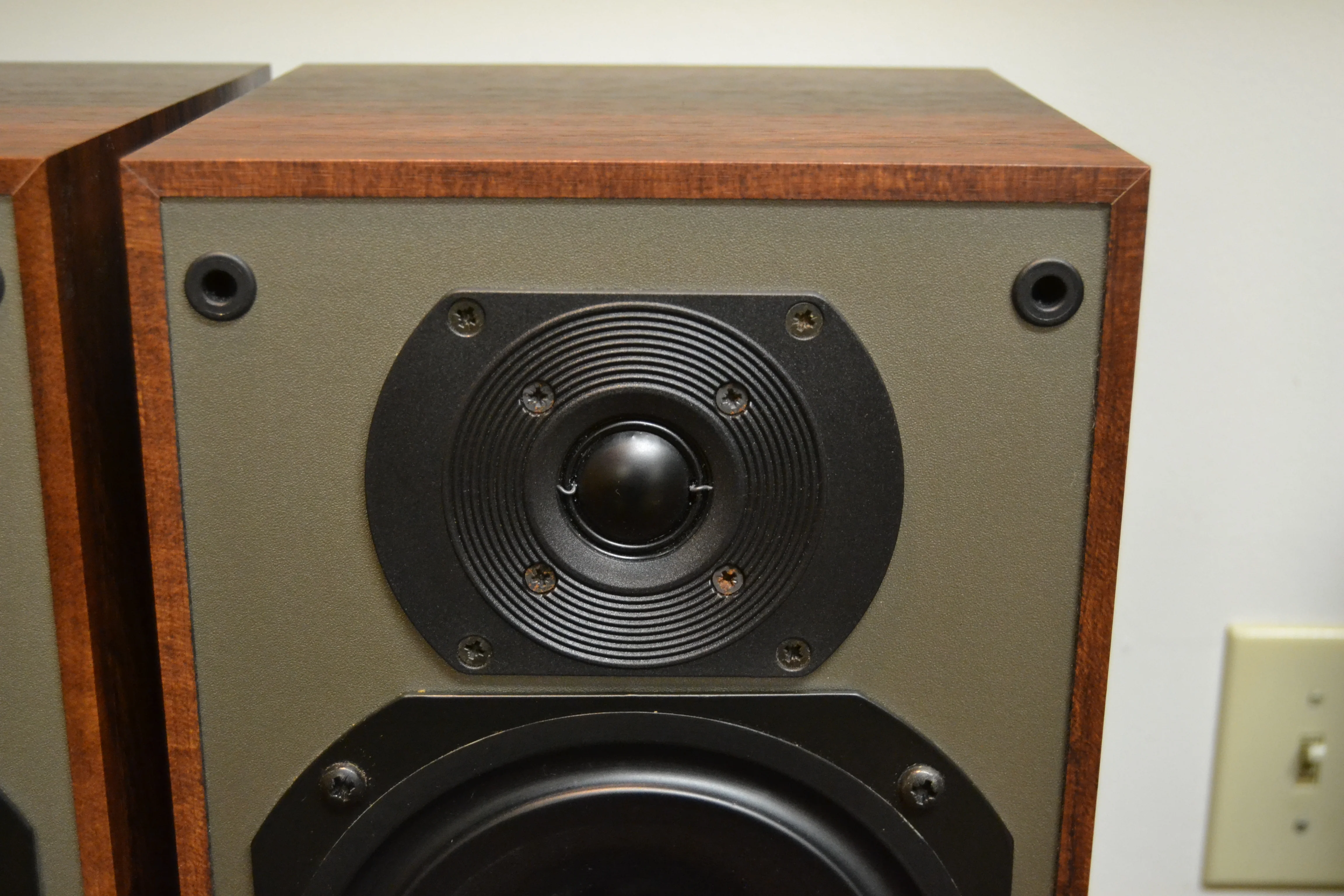 B&W DM100i Bookshelf Speakers - Image 3