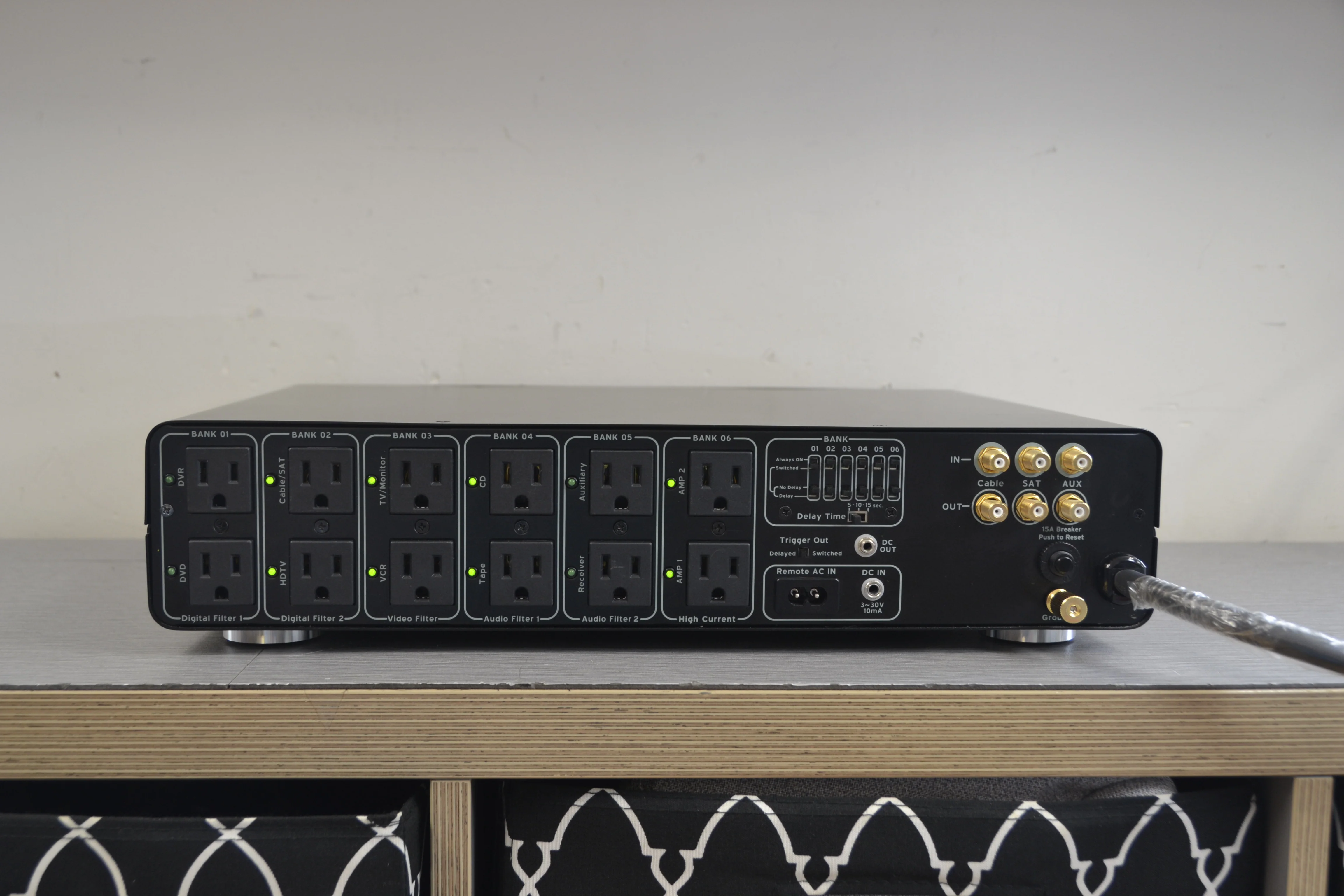 Belkin Pure AV PF60 Home Theater Power Console / Surge Protector - Image 9