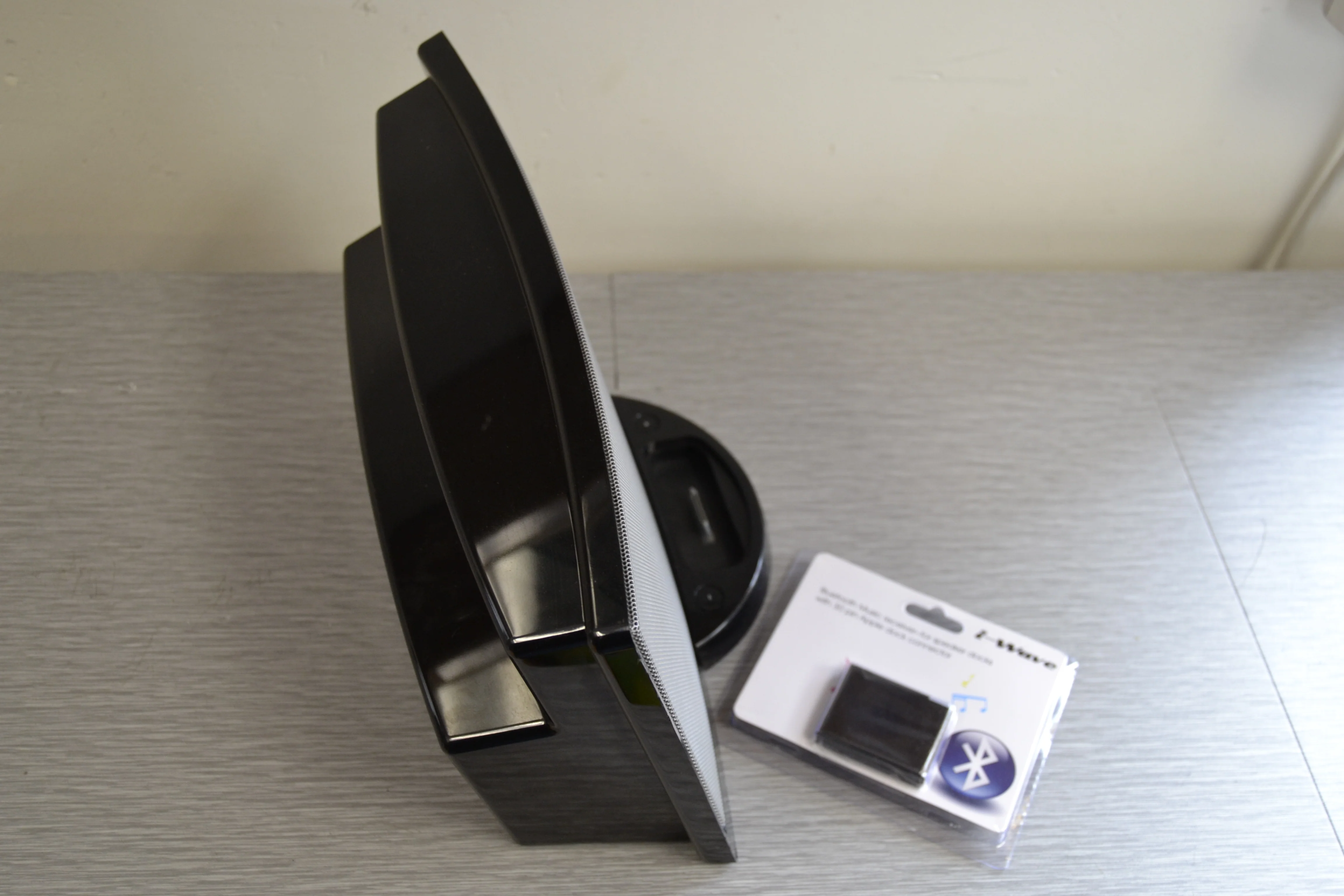 Bose SoundDock with Power Supply and BLUETOOTH dock adaptor for wireless streaming ! - Image 4
