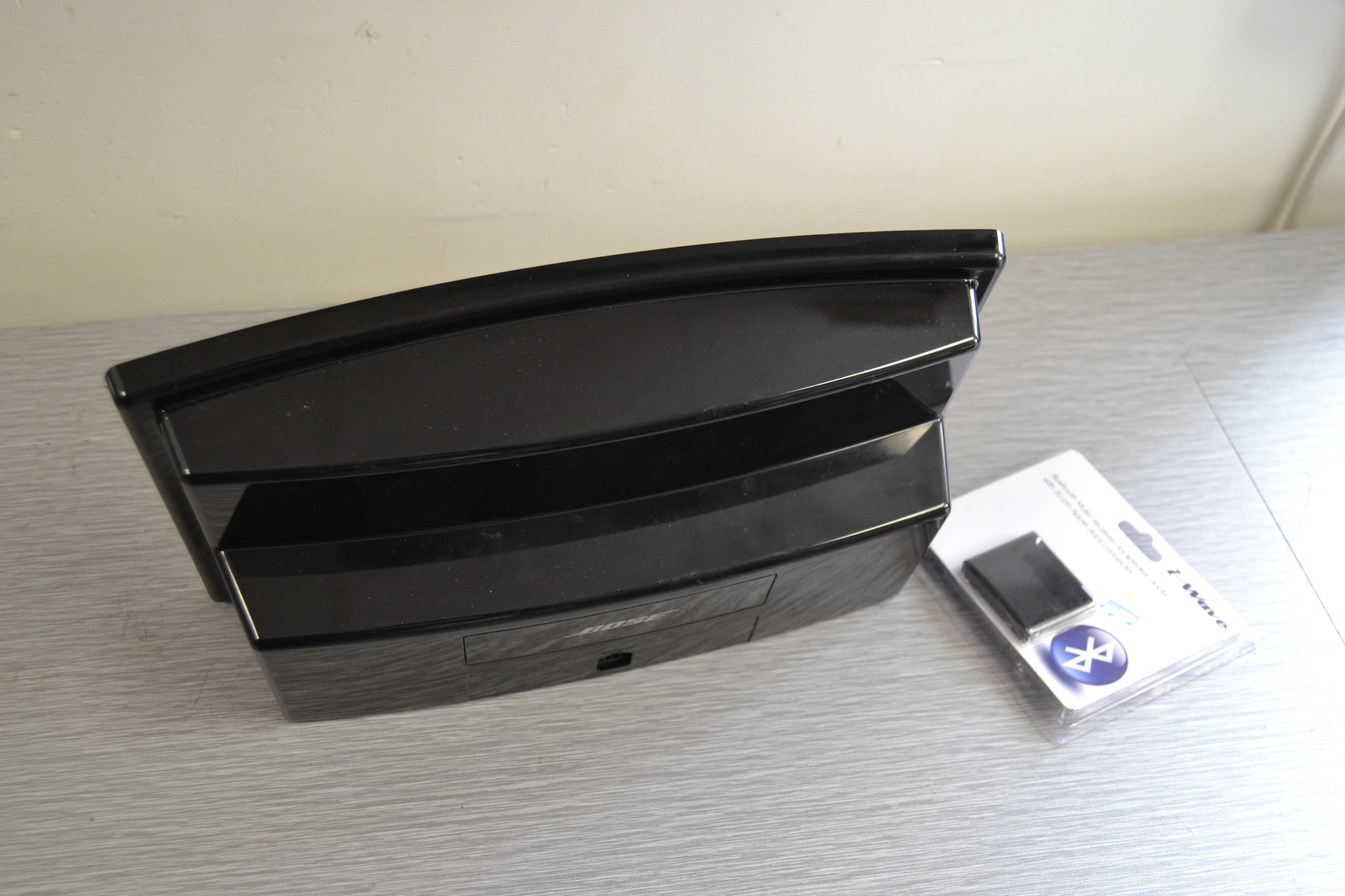 Bose SoundDock with Power Supply and BLUETOOTH dock adaptor for wireless streaming ! - Image 5