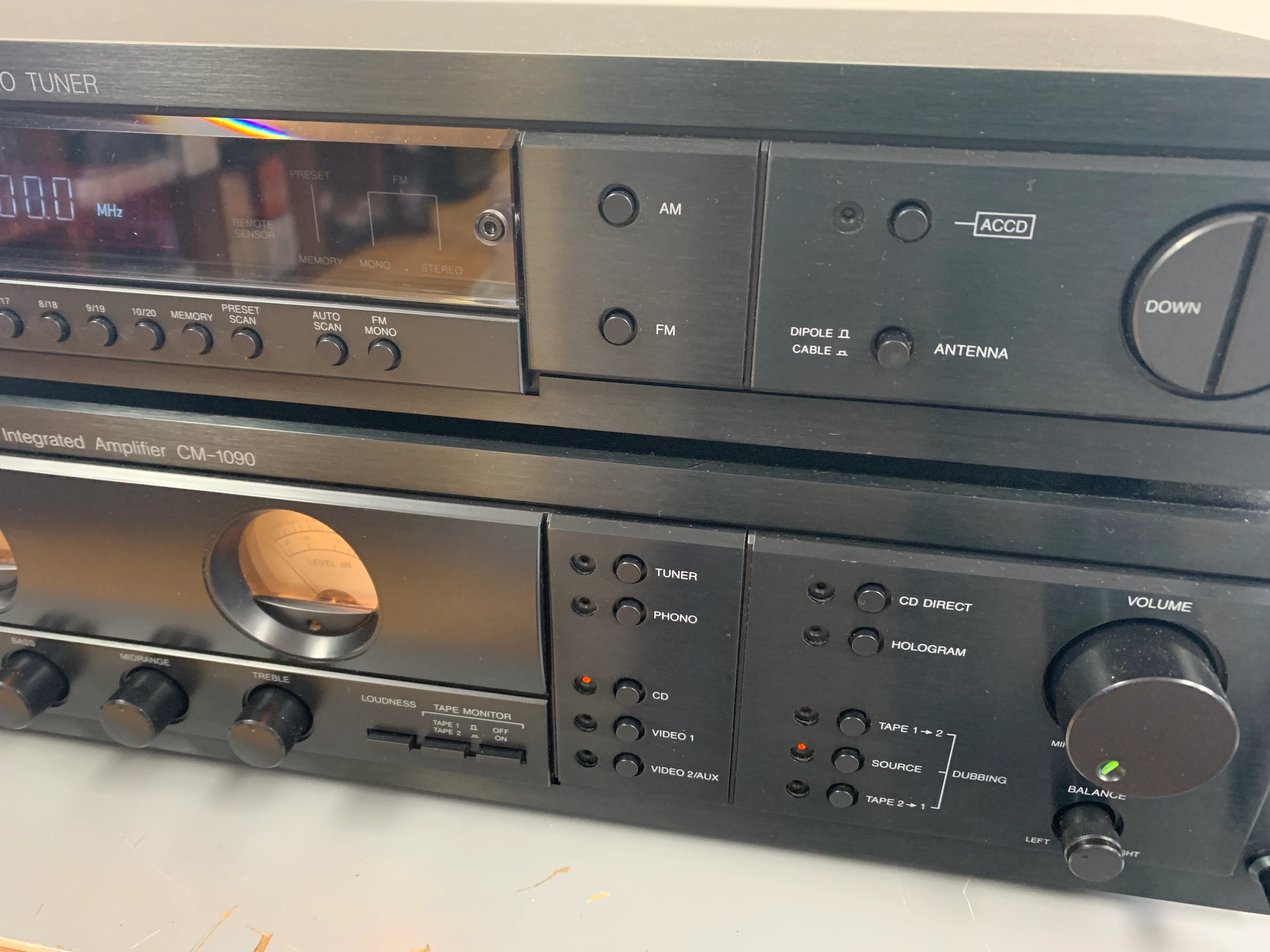Carver Combo - CM-1090 Integrated Amplifier - TX-12 Stereo Tuner - Image 4