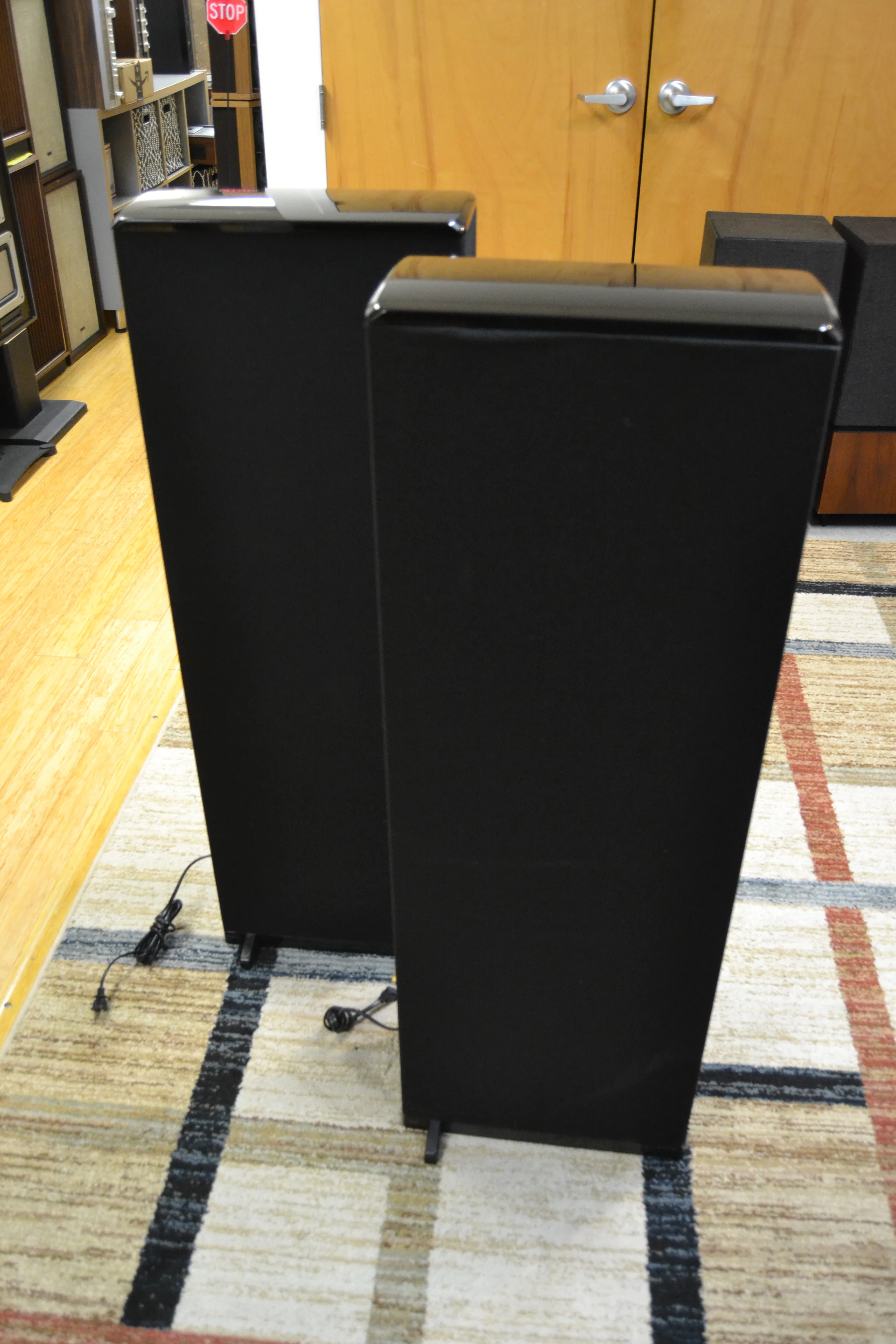 Definitive Technology BP7002 Bipolar floor-standing speakers with built-in powered subwoofers - Image 10