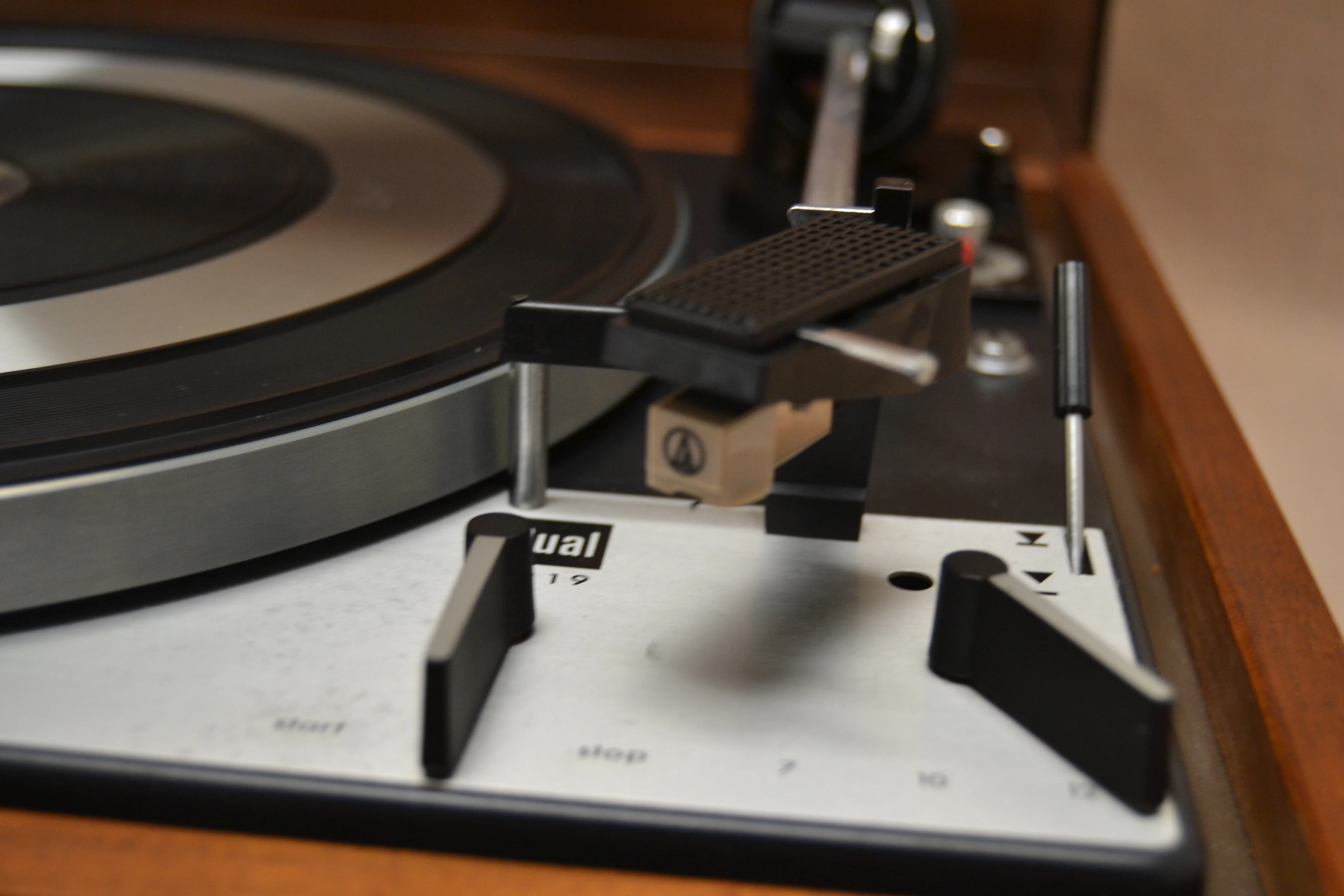 Dual 1219  3-Speed Fully-Automatic Idler-Drive Turntable (1969) - Image 8