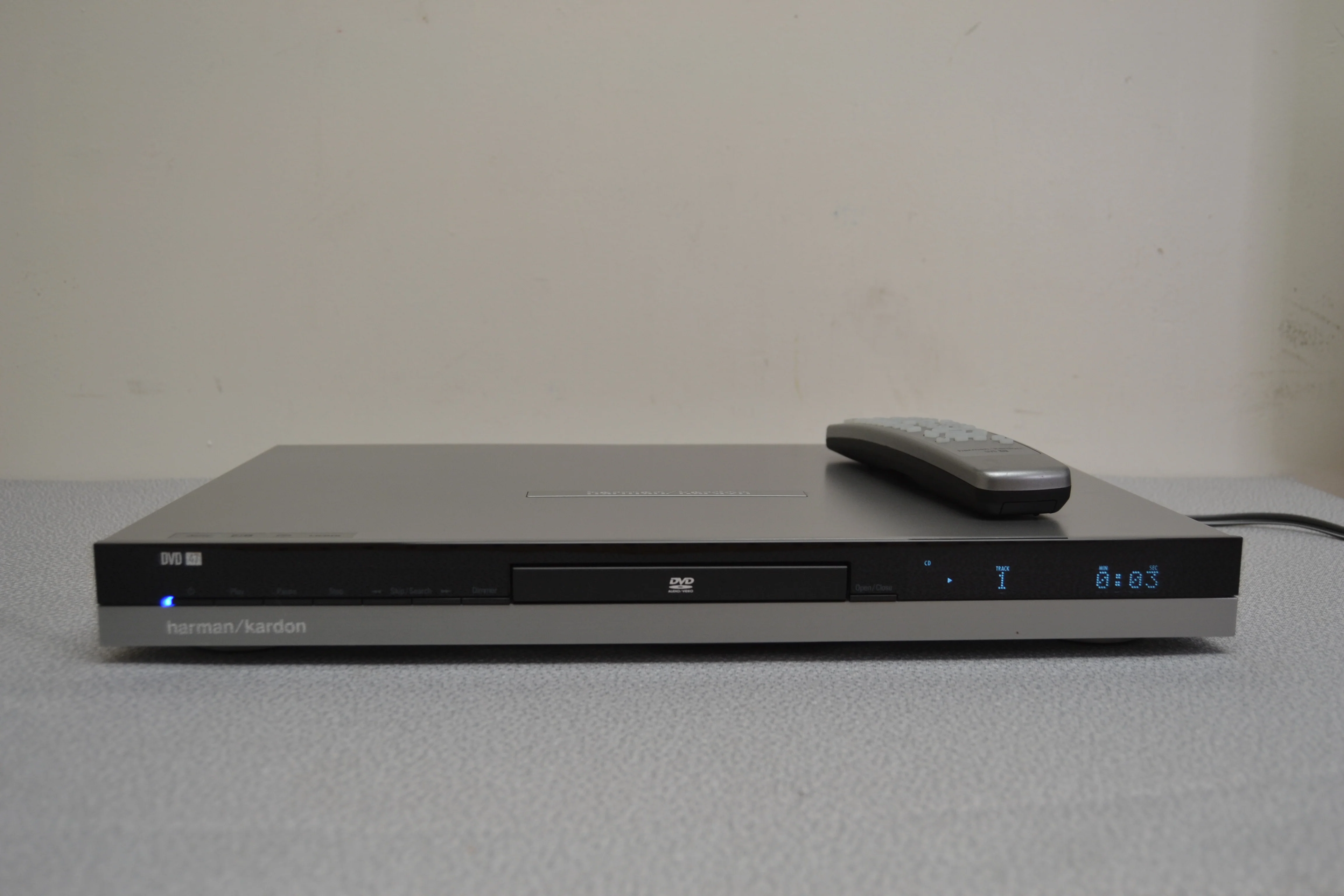 DVD 47 PROGRESSIVE-SCAN DVD AUDIO/VIDEO PLAYER WITH SACD™ and HDMI * Remote *