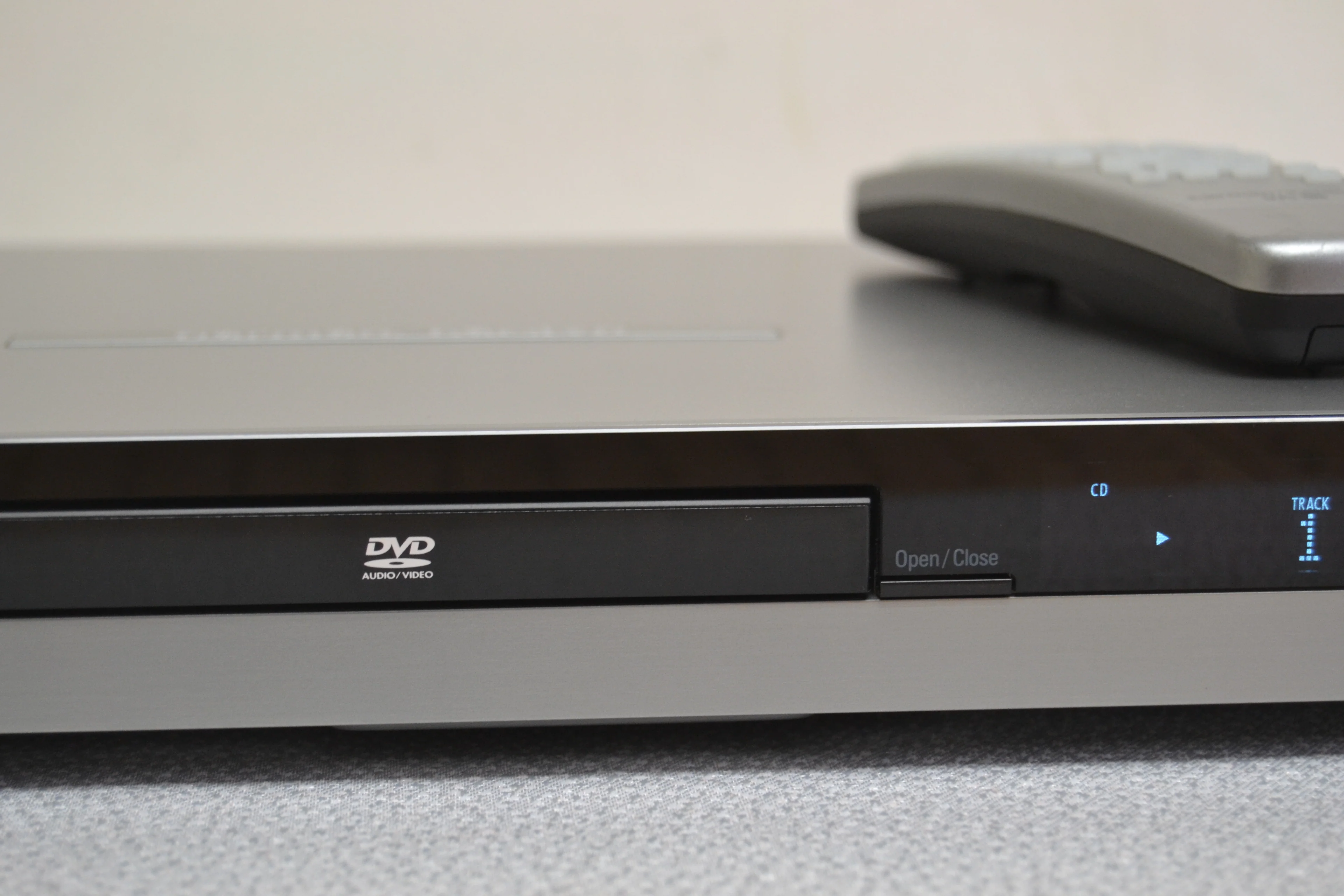 DVD 47 PROGRESSIVE-SCAN DVD AUDIO/VIDEO PLAYER WITH SACD™ and HDMI * Remote * - Image 4