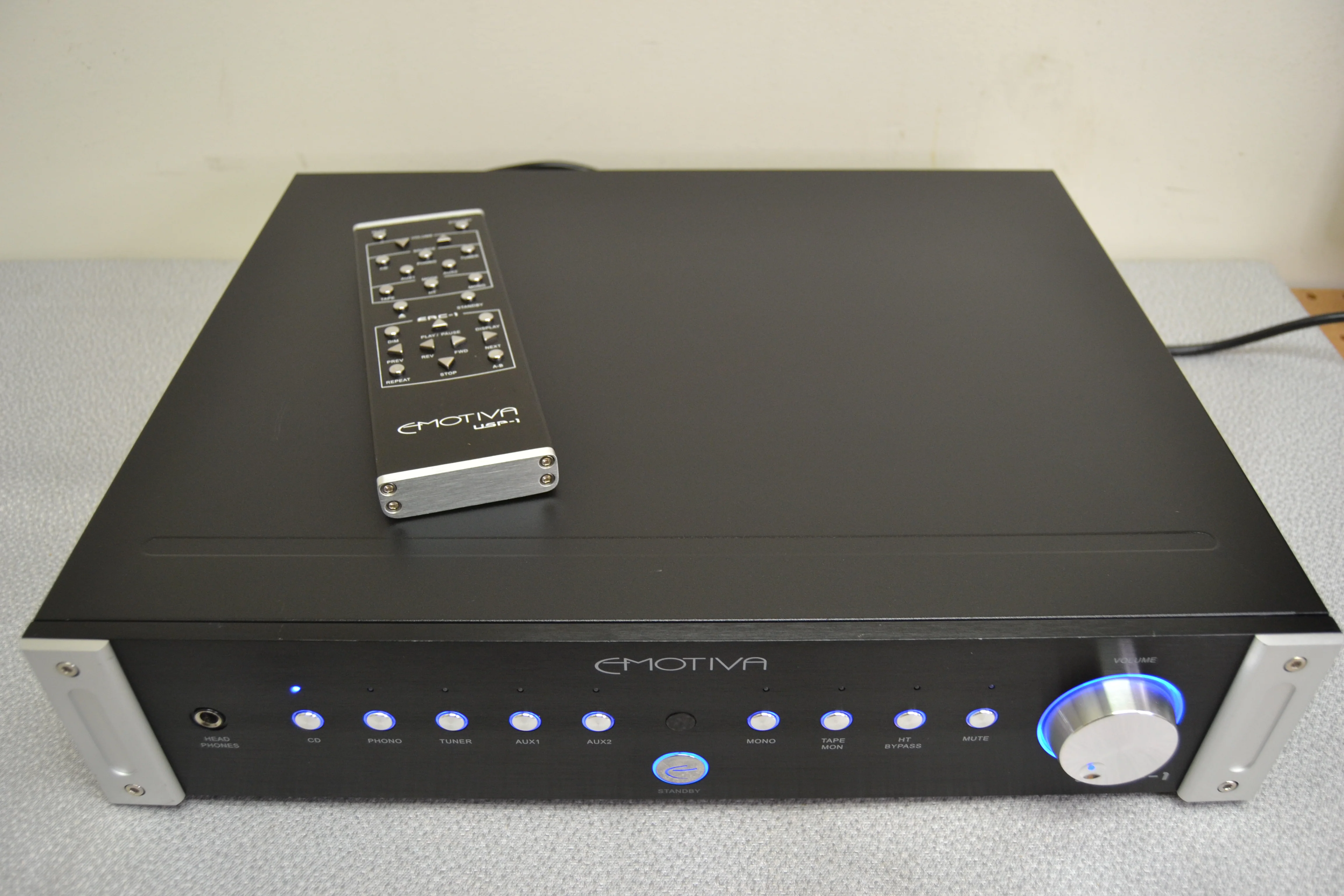 Emotiva USP-1 Stereo Preamplifier * Remote * Fully Serviced ! * MINT - Image 6