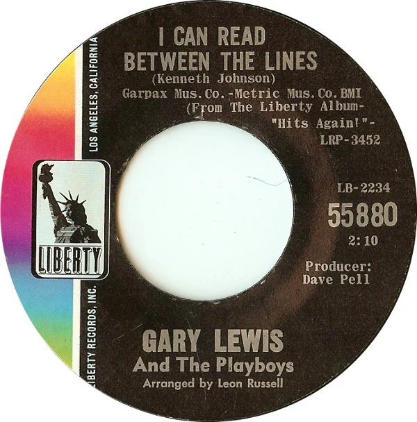 Gary Lewis & The Playboys - Green Grass / I Can Read Between The Lines (7", She) (Very Good Plus (VG+)) - Image 4
