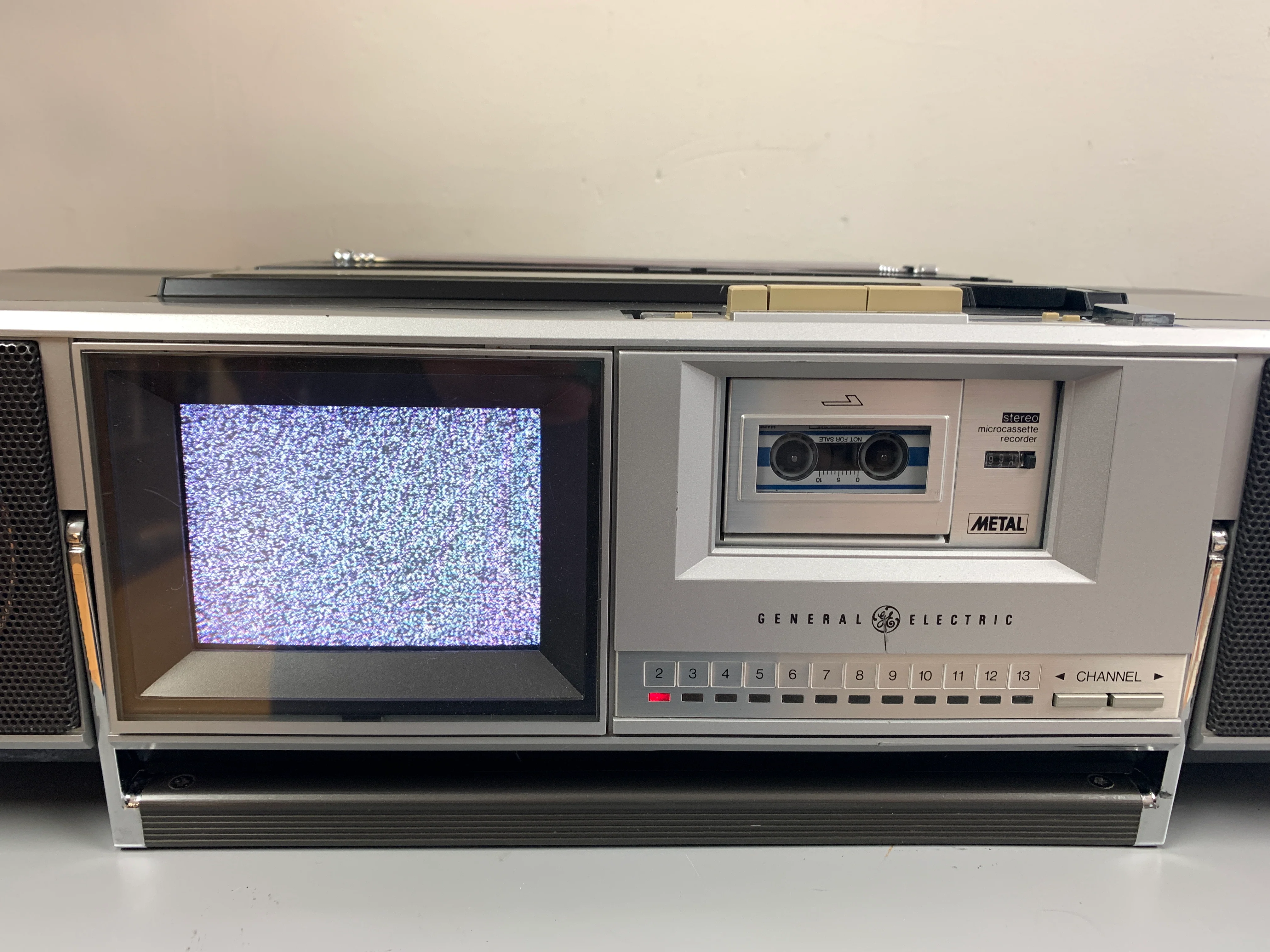General Electric 4CM3326X BoomBox * TV * Micro-Cassette Walkman - Image 3