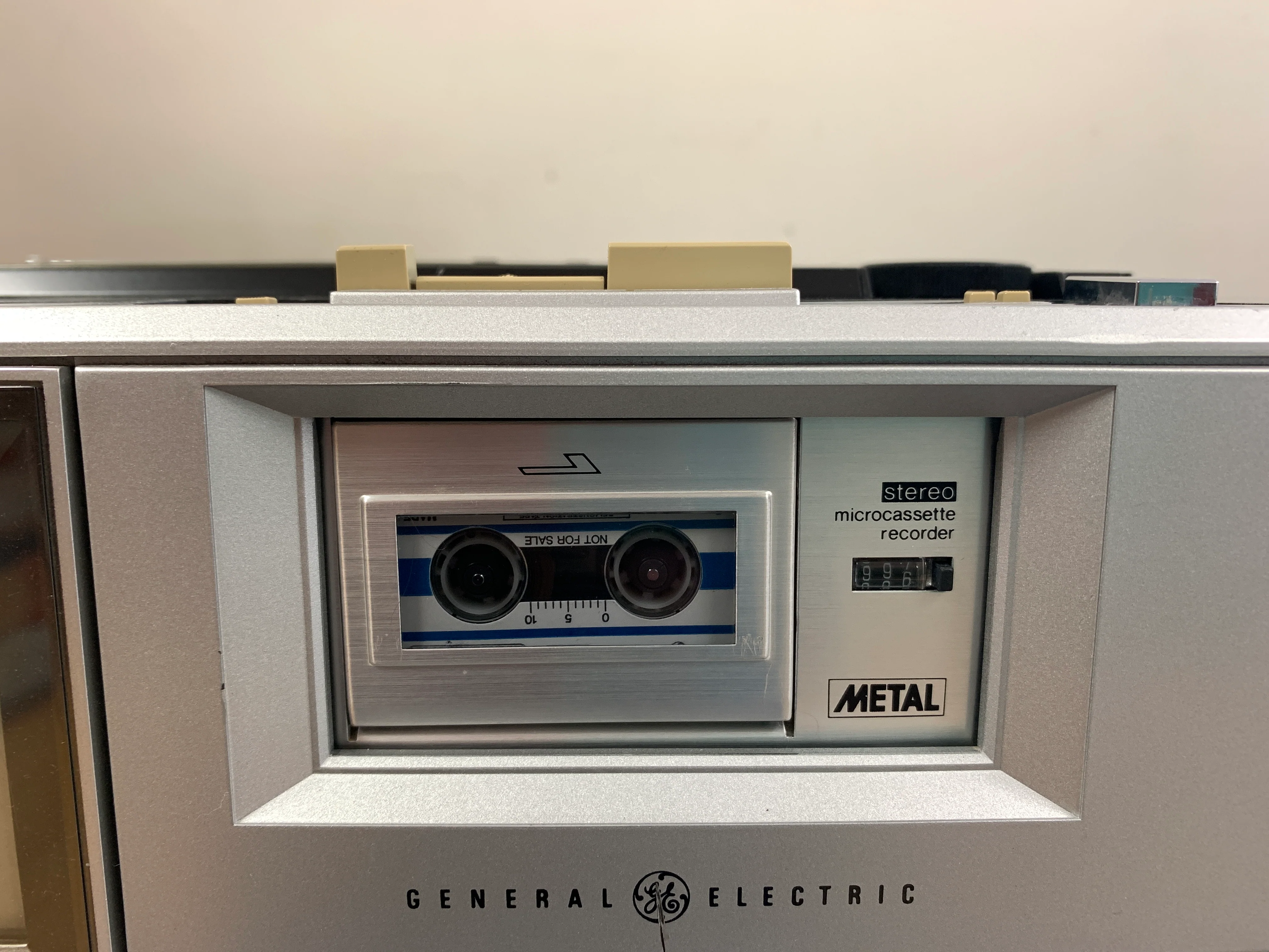 General Electric 4CM3326X BoomBox * TV * Micro-Cassette Walkman - Image 6