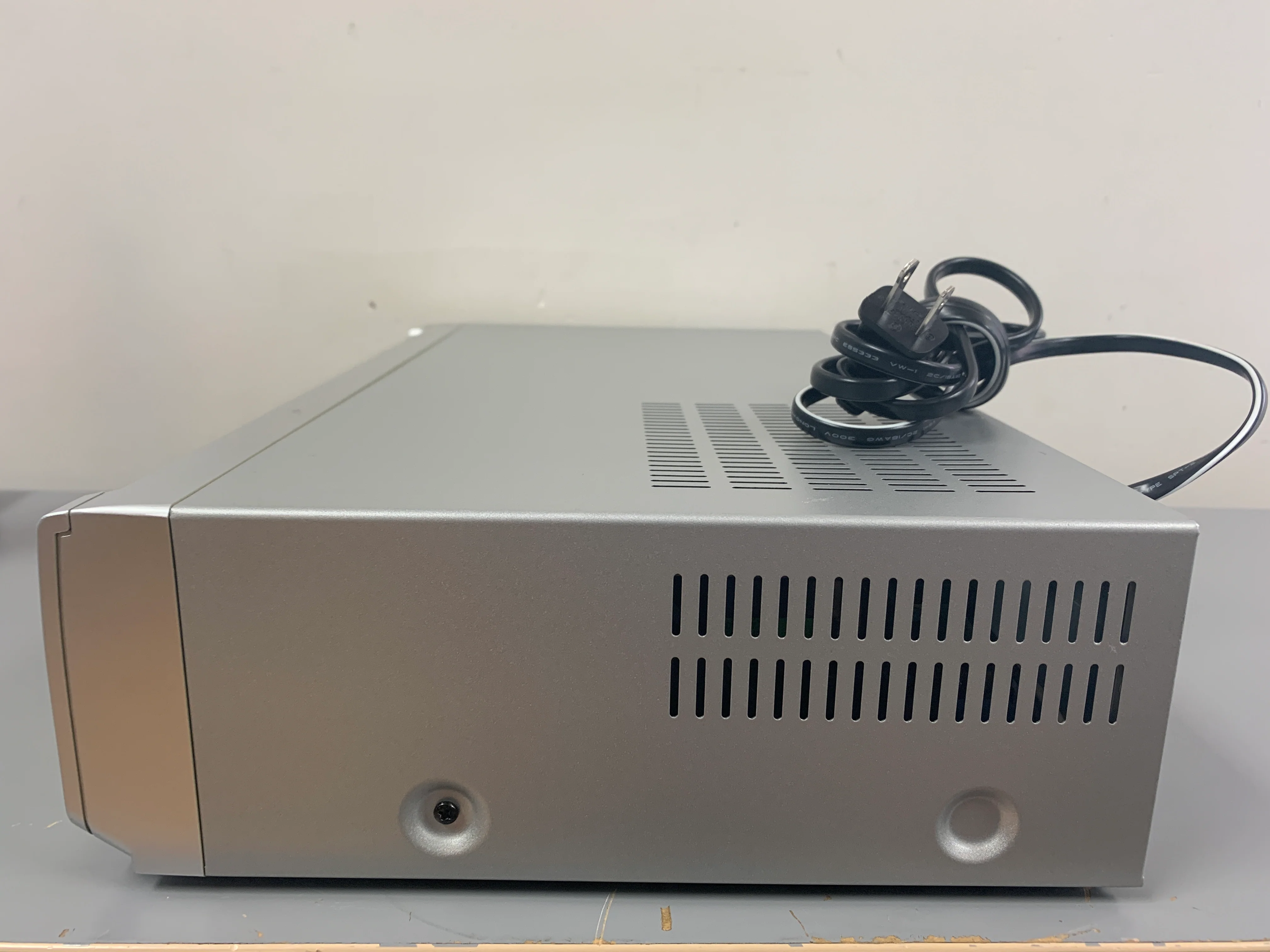Go-Video DV2150 DVD/VCR Player - Image 4