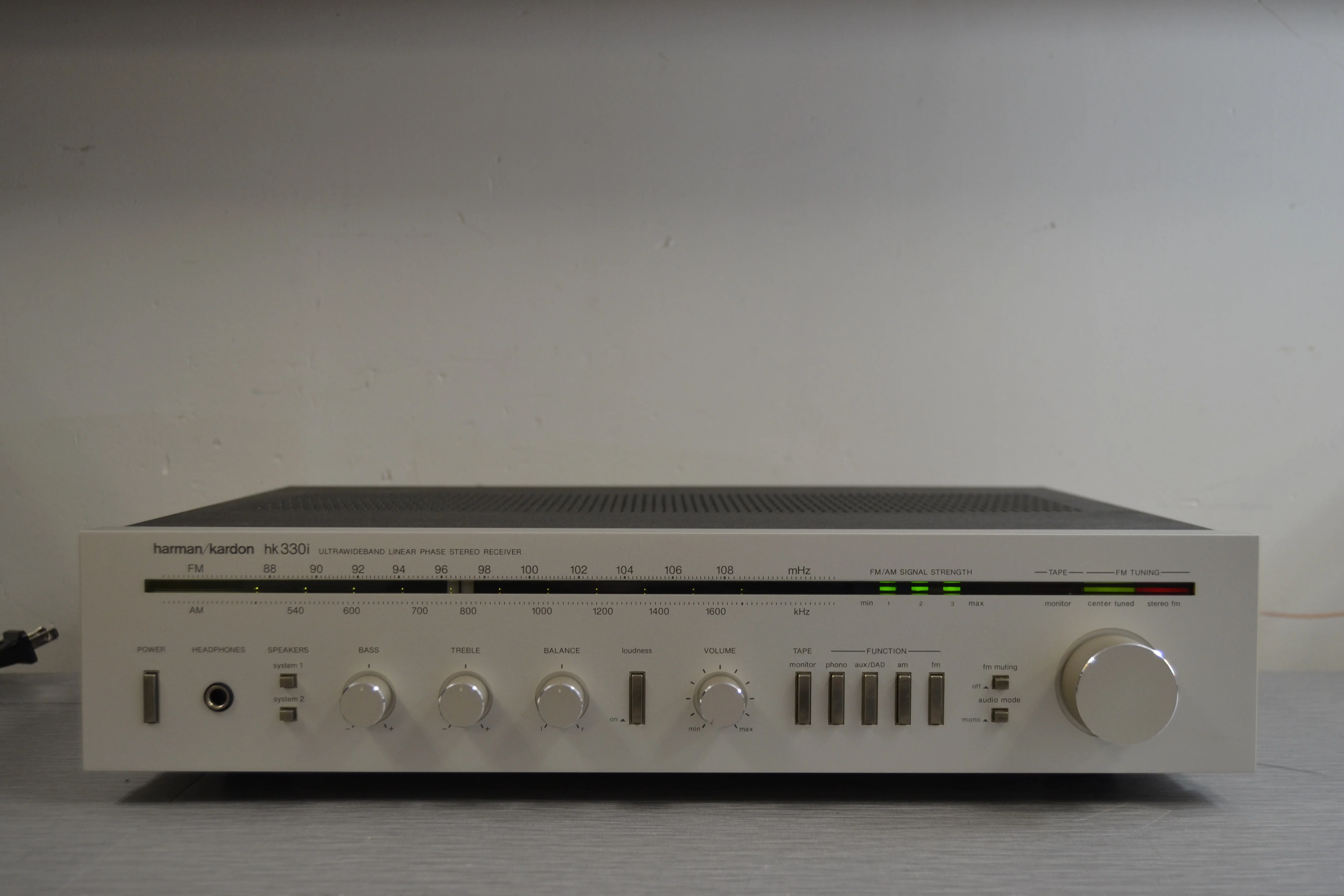 Harman Kardon HK330i Stereo Receiver * 20W RMS * 1983