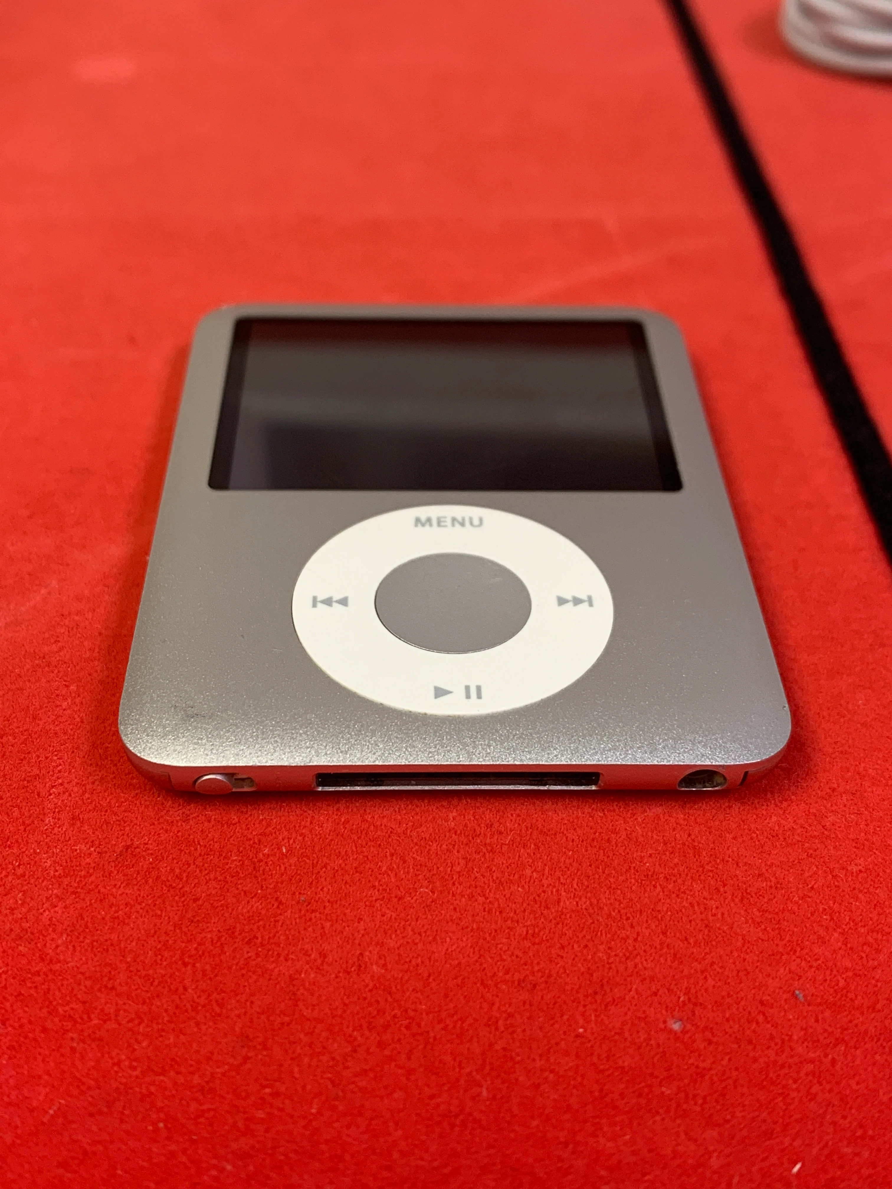 iPod Nano 3rd Generation 4GB Silver w/ Cord & Block - Image 3