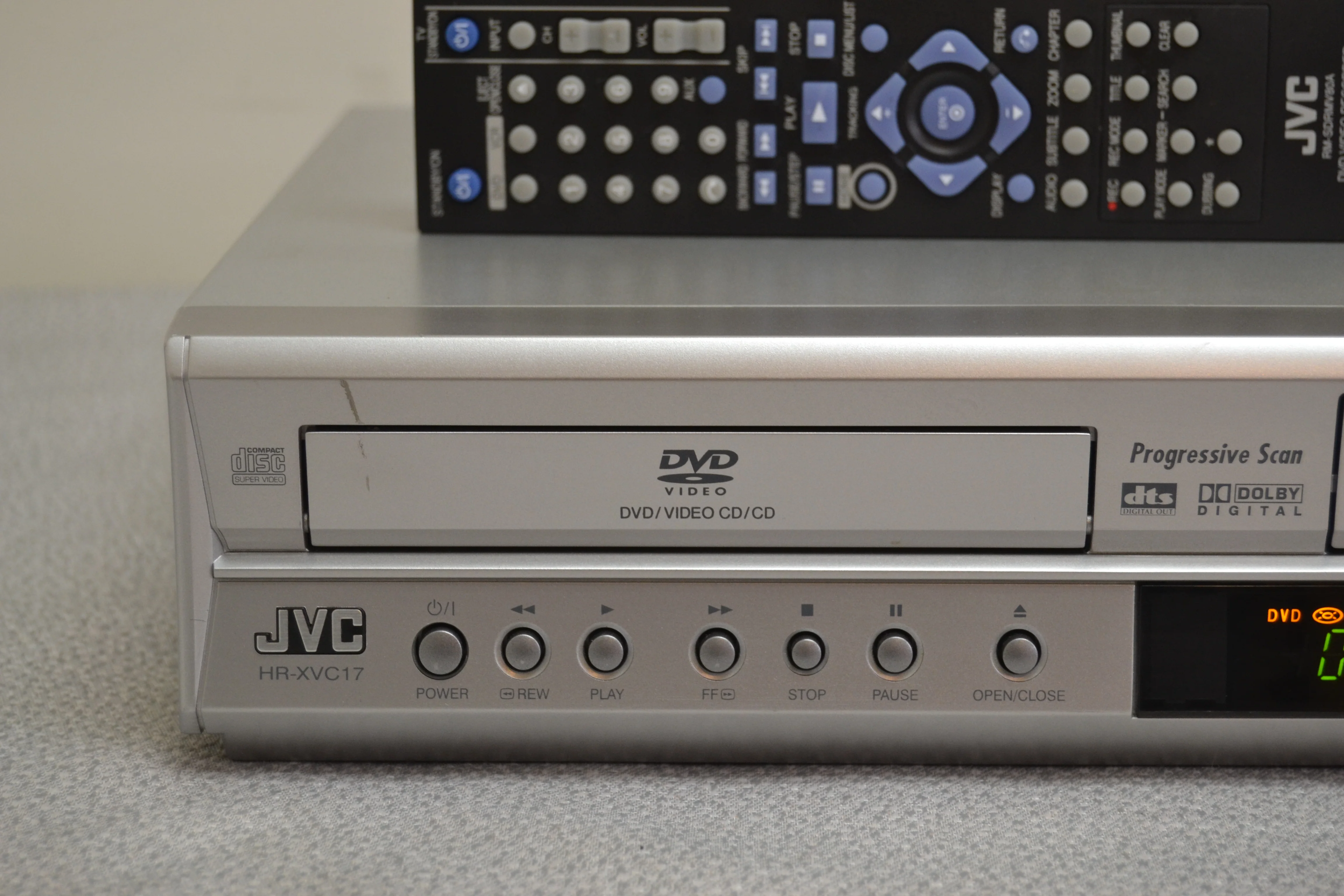JVC HR-XVC17SU DVD/VHS Combo Player * Remote - Image 3