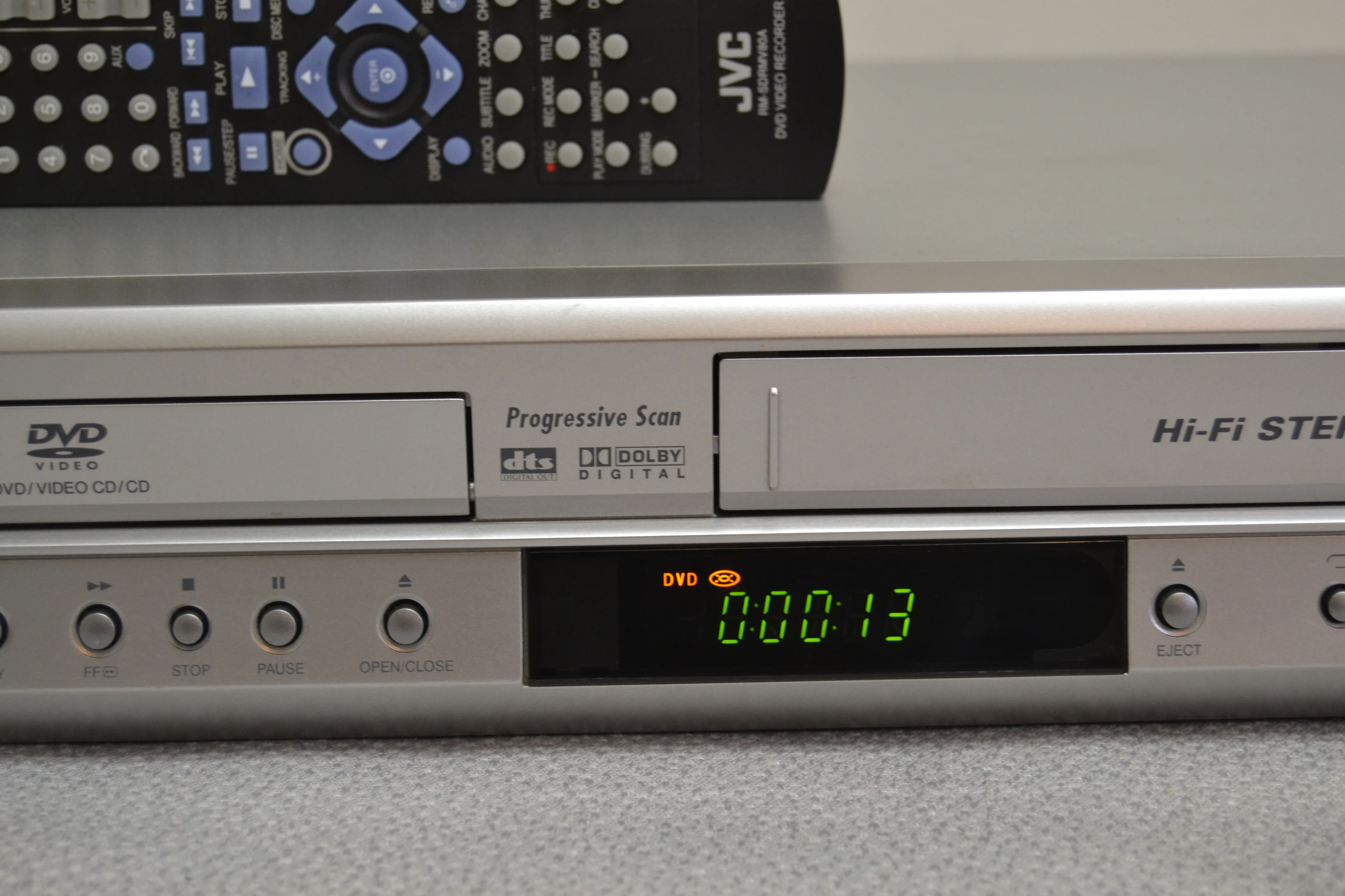 JVC HR-XVC17SU DVD/VHS Combo Player * Remote - Image 4