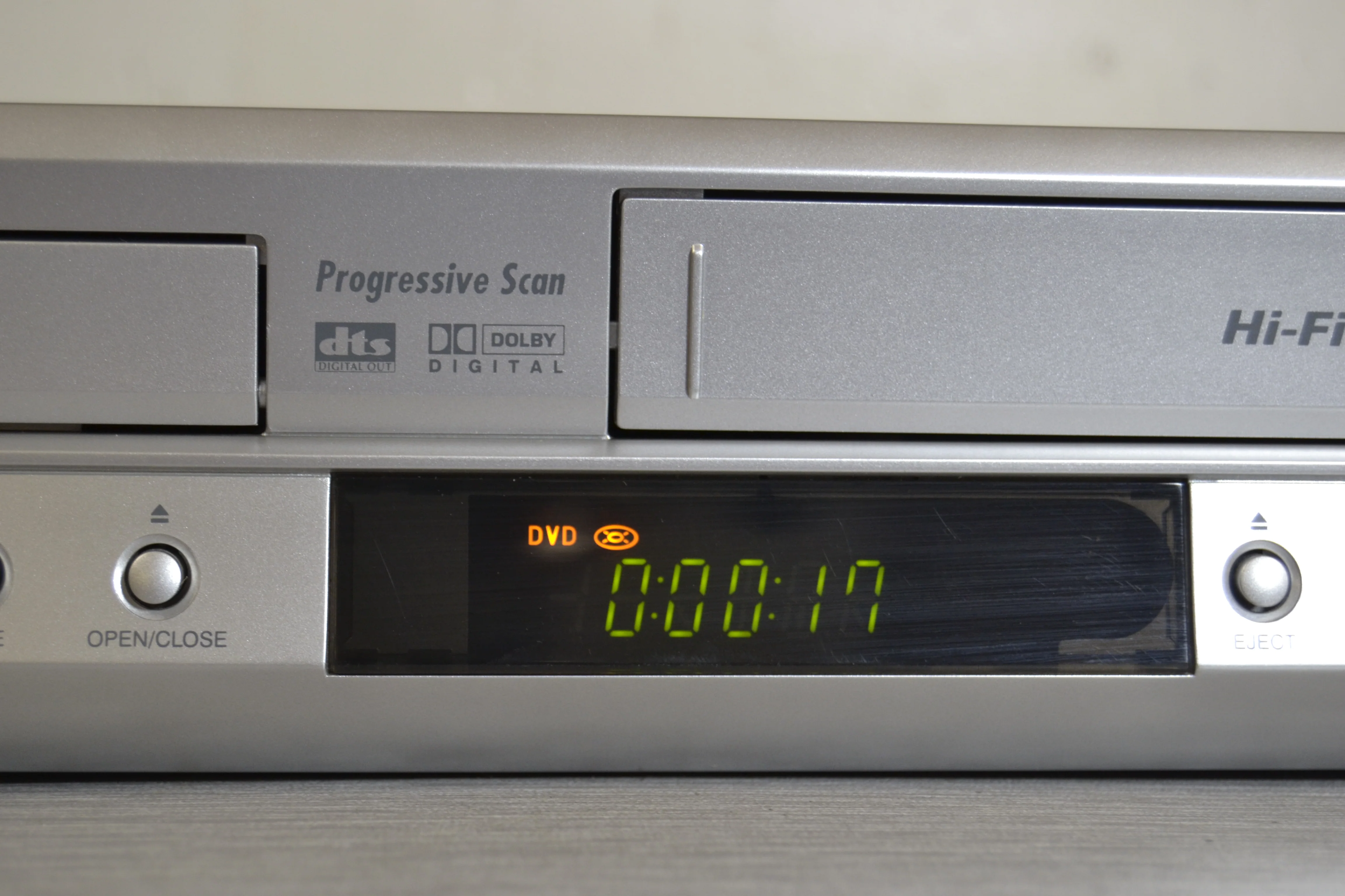 JVC HR-XVC39 Combination DVD/CD Player And Hi-Fi VHS Video Cassette - Image 3