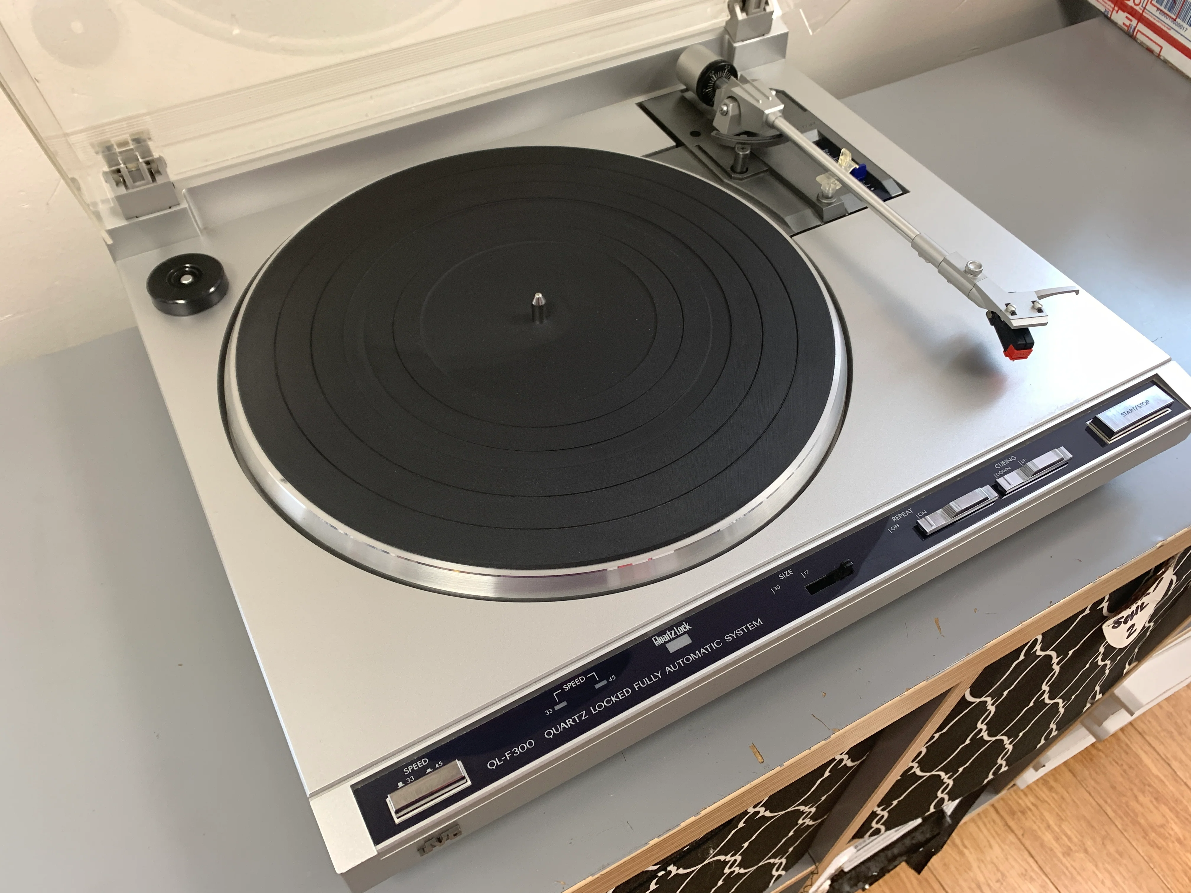 JVC QL-F300 Fully Automatic Turntable - Image 2
