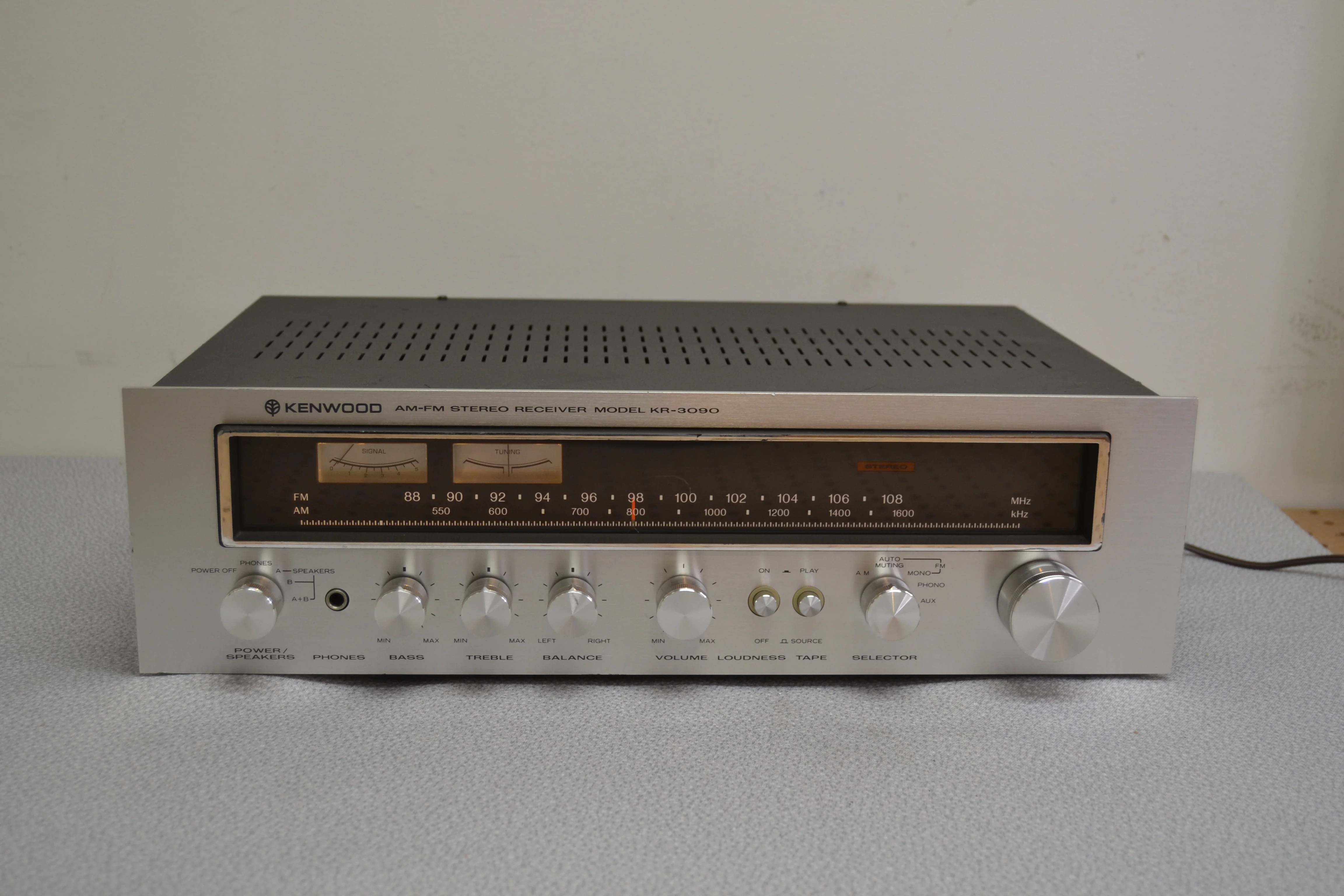 Kenwood KR-3090 AM/FM Stereo Receiver (1978-80) * 26W RMS