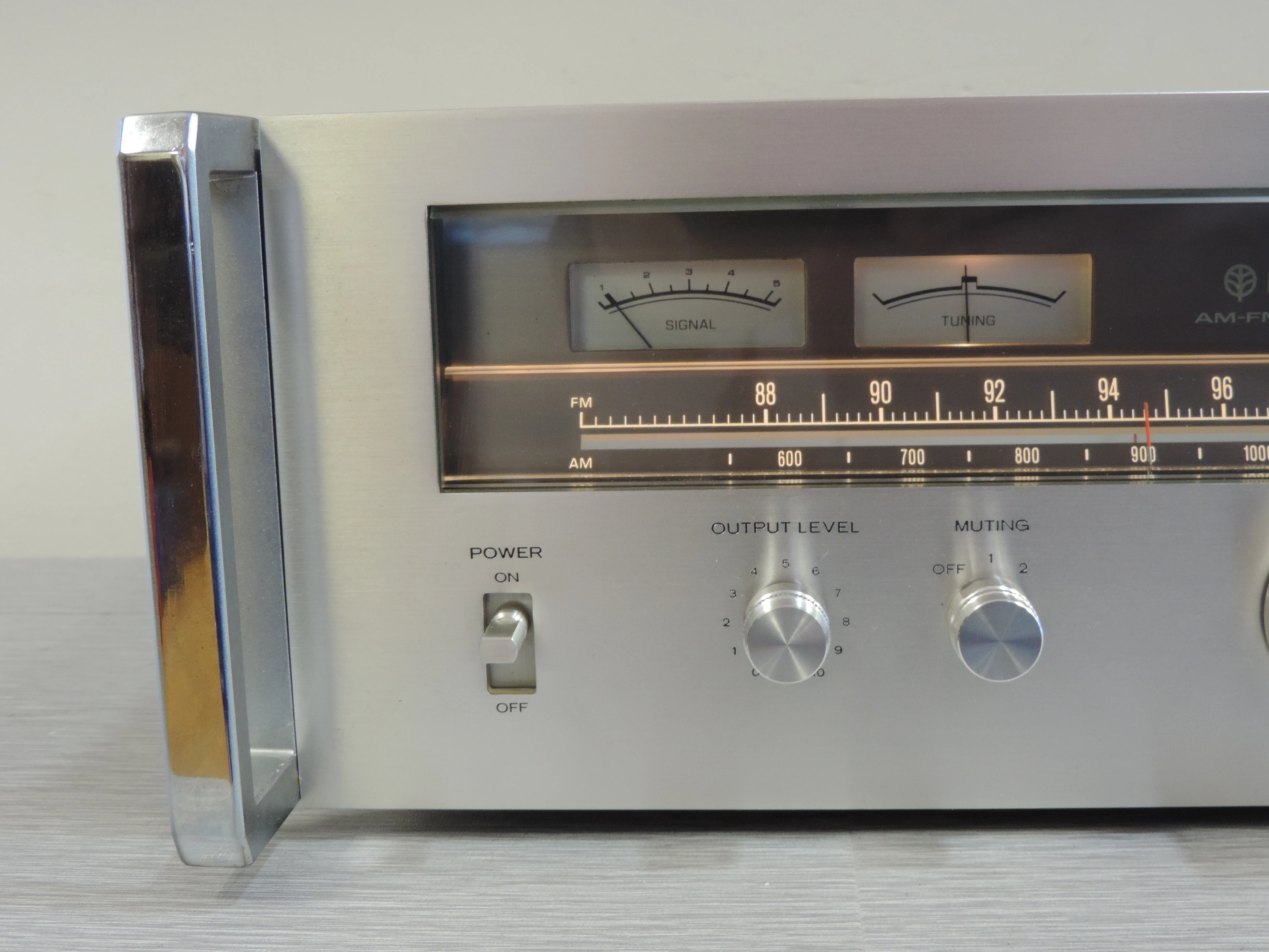 Kenwood KT-8300 Stereo Tuner with rack handles - Image 2