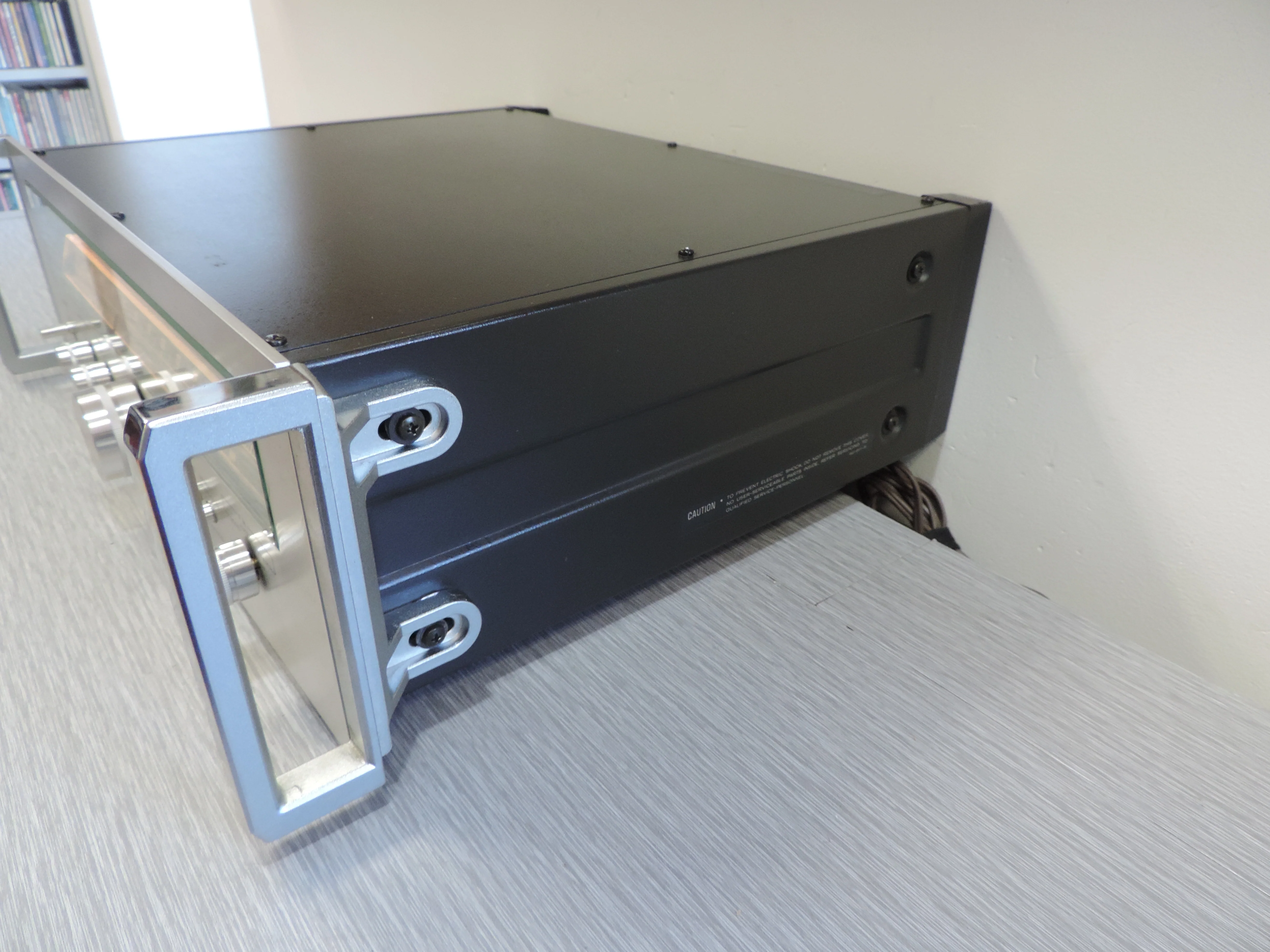 Kenwood KT-8300 Stereo Tuner with rack handles - Image 8