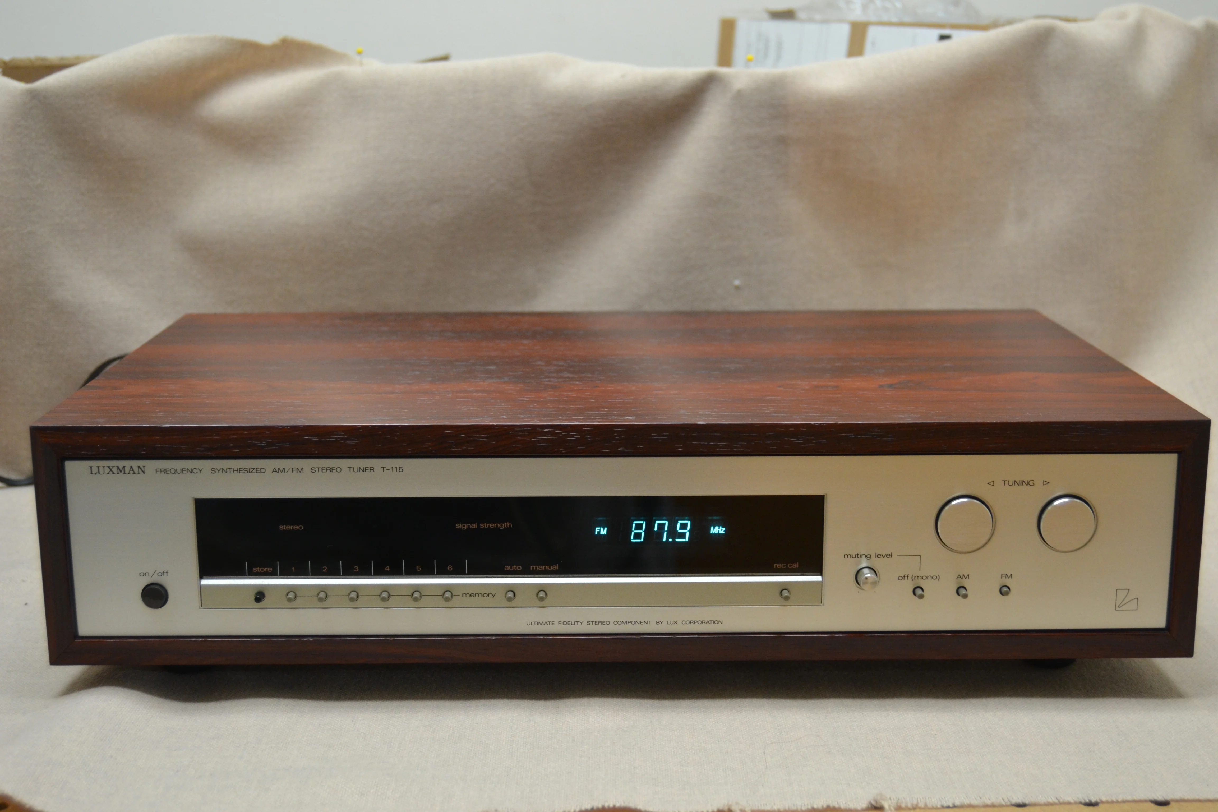 Luxman T-115 Digital Frequency Synthesized AM/FM Stereo Tuner (1981-83)