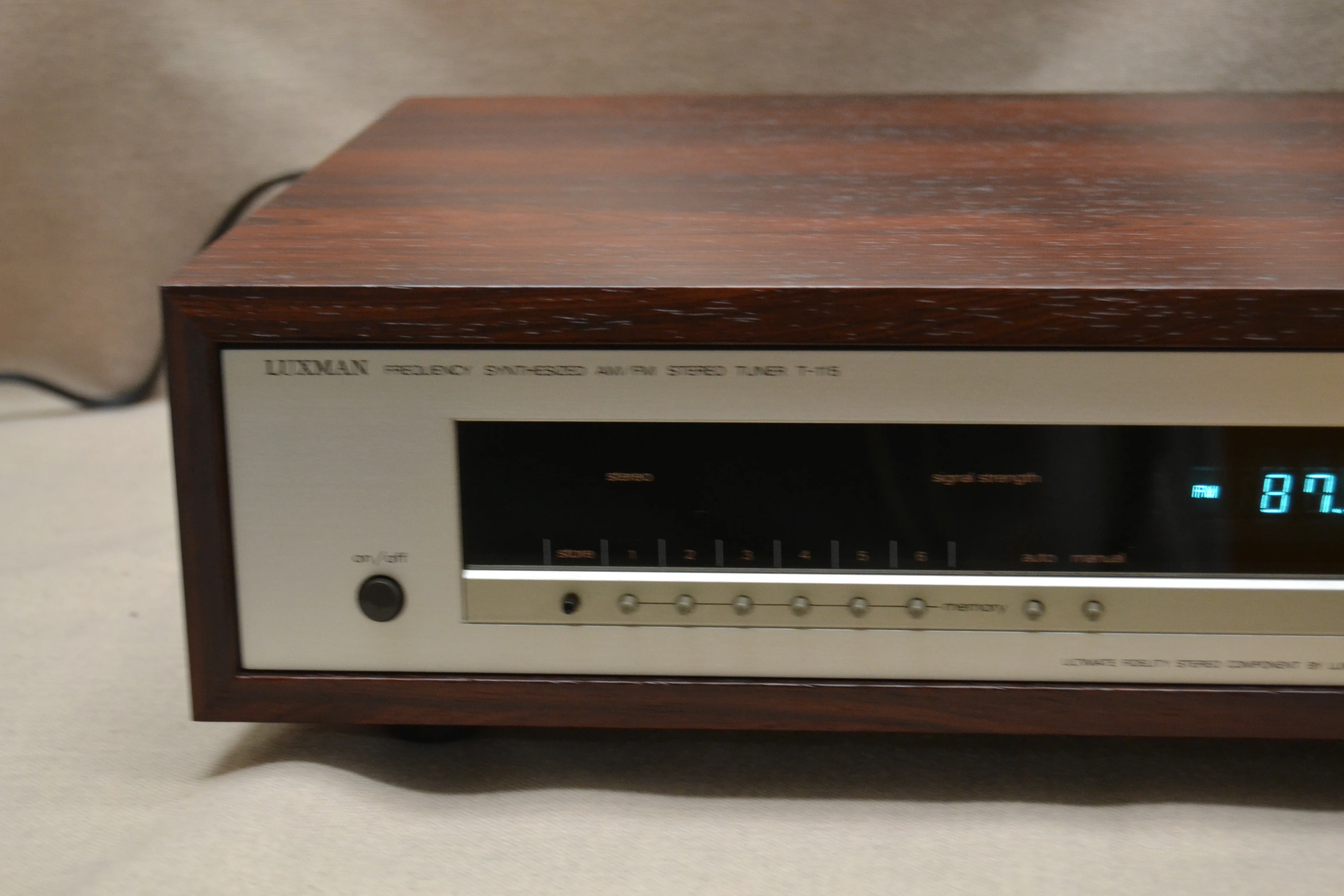 Luxman T-115 Digital Frequency Synthesized AM/FM Stereo Tuner (1981-83) - Image 2