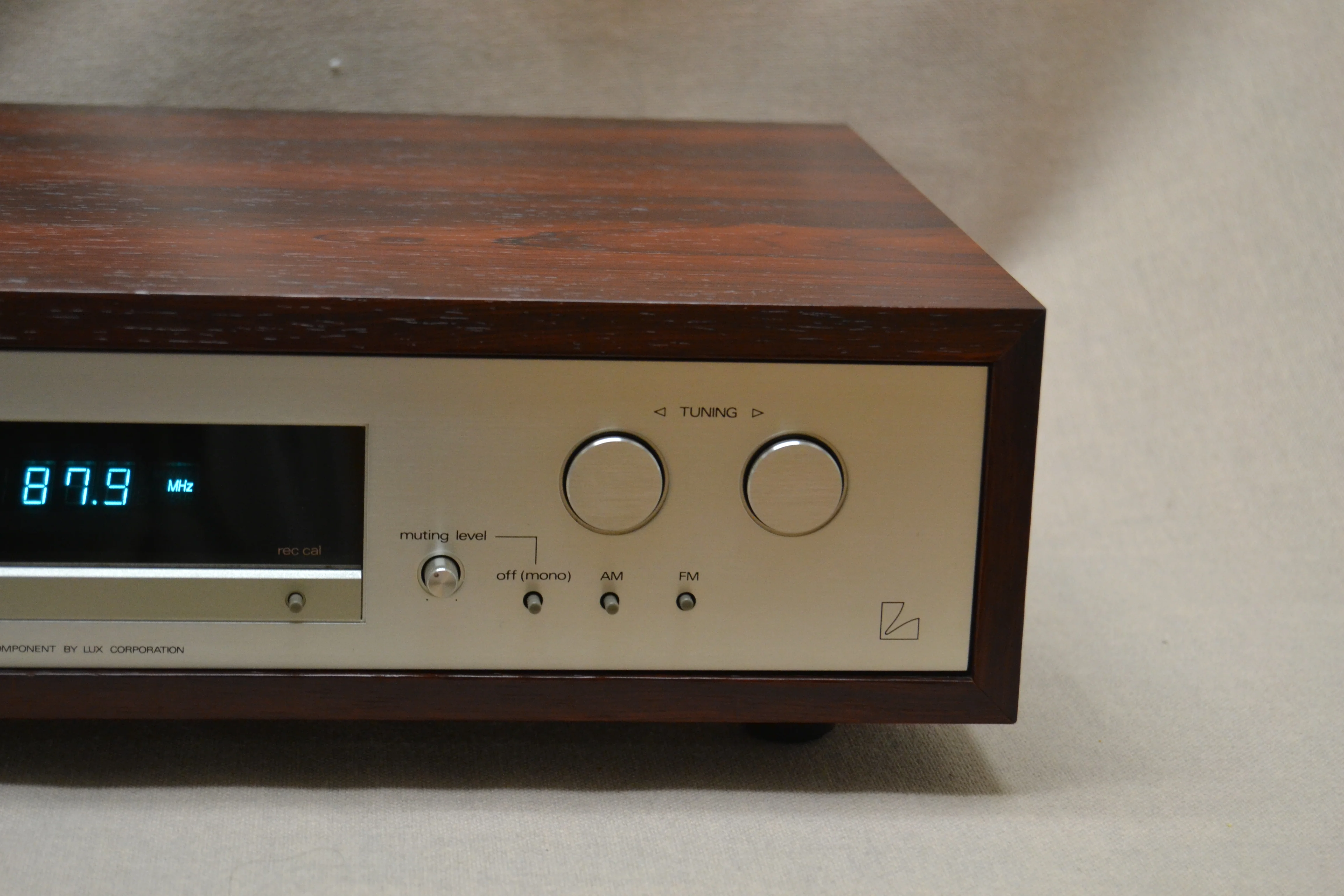 Luxman T-115 Digital Frequency Synthesized AM/FM Stereo Tuner (1981-83) - Image 4