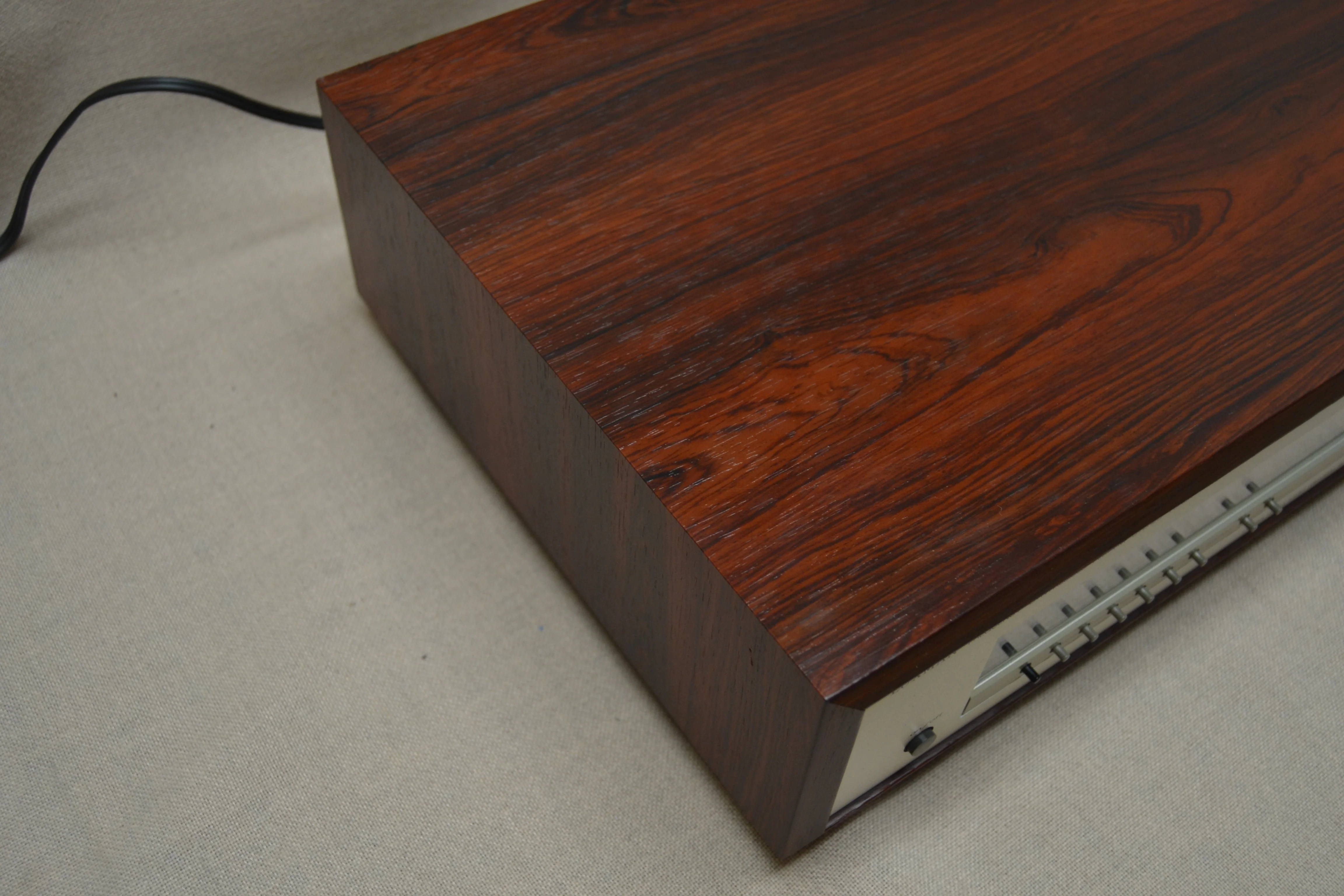 Luxman T-115 Digital Frequency Synthesized AM/FM Stereo Tuner (1981-83) - Image 6
