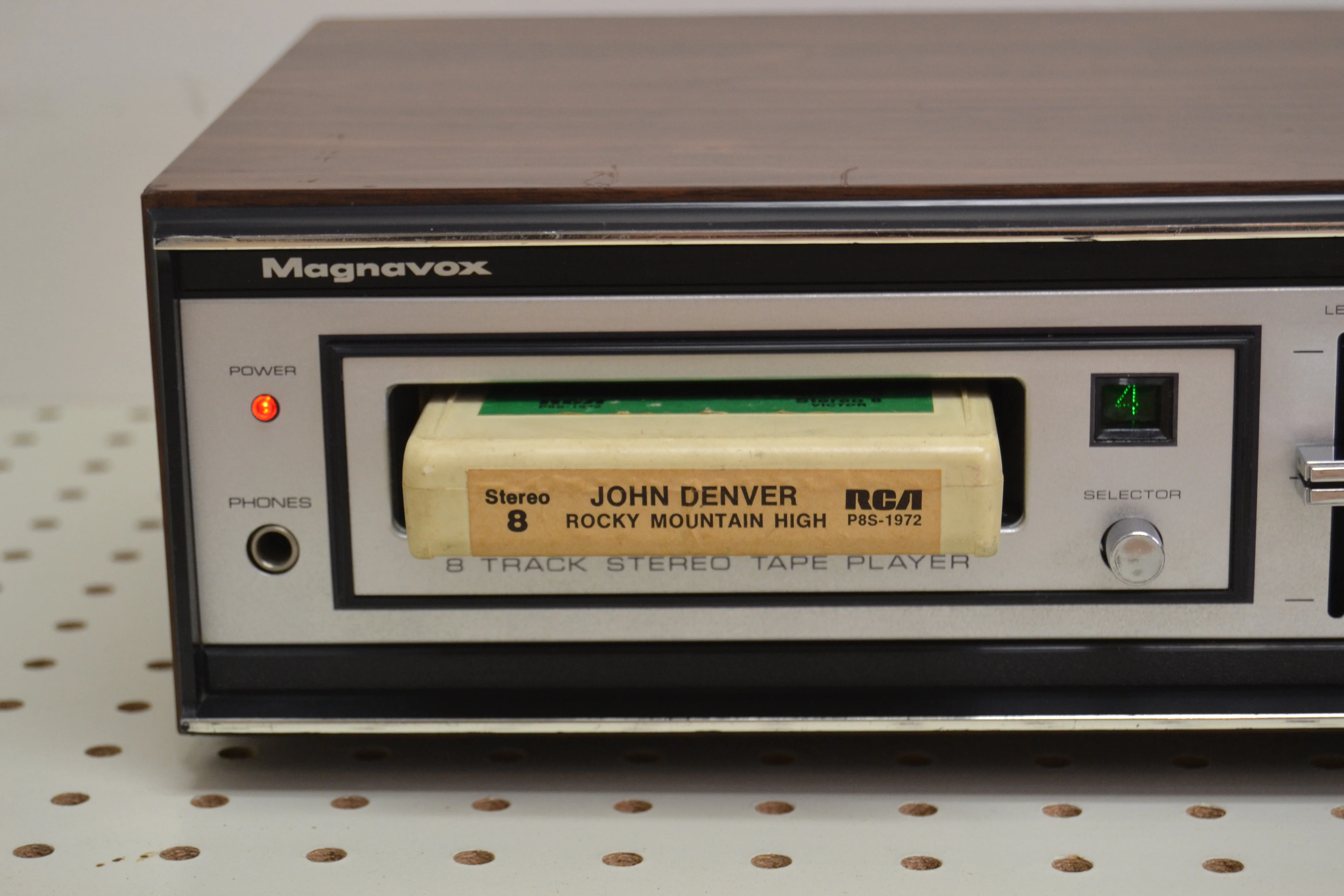 Magnavox IV9070 * Phono Stereo Amplifier with Built-in 8 Track Player - Image 2