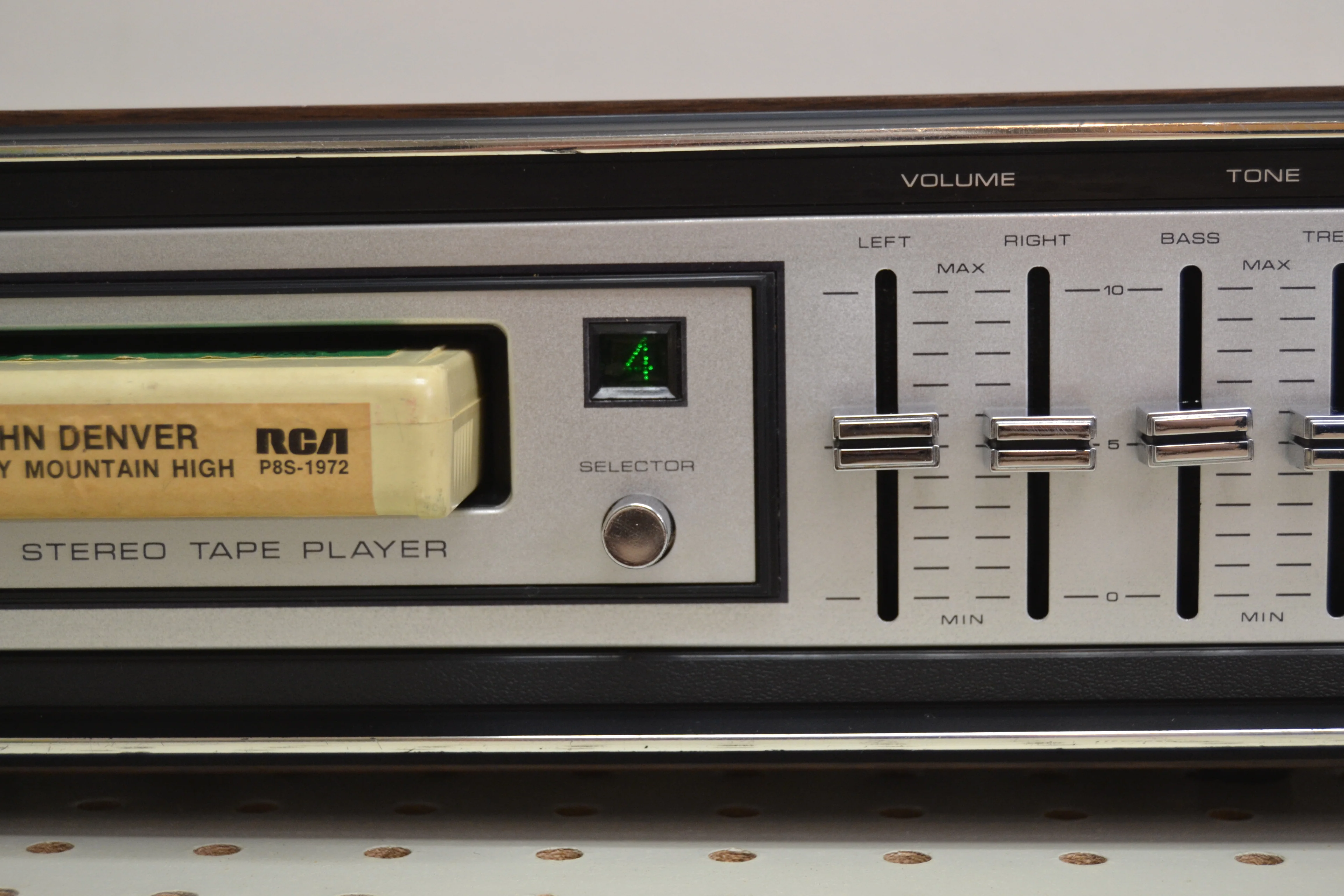 Magnavox IV9070 * Phono Stereo Amplifier with Built-in 8 Track Player - Image 3