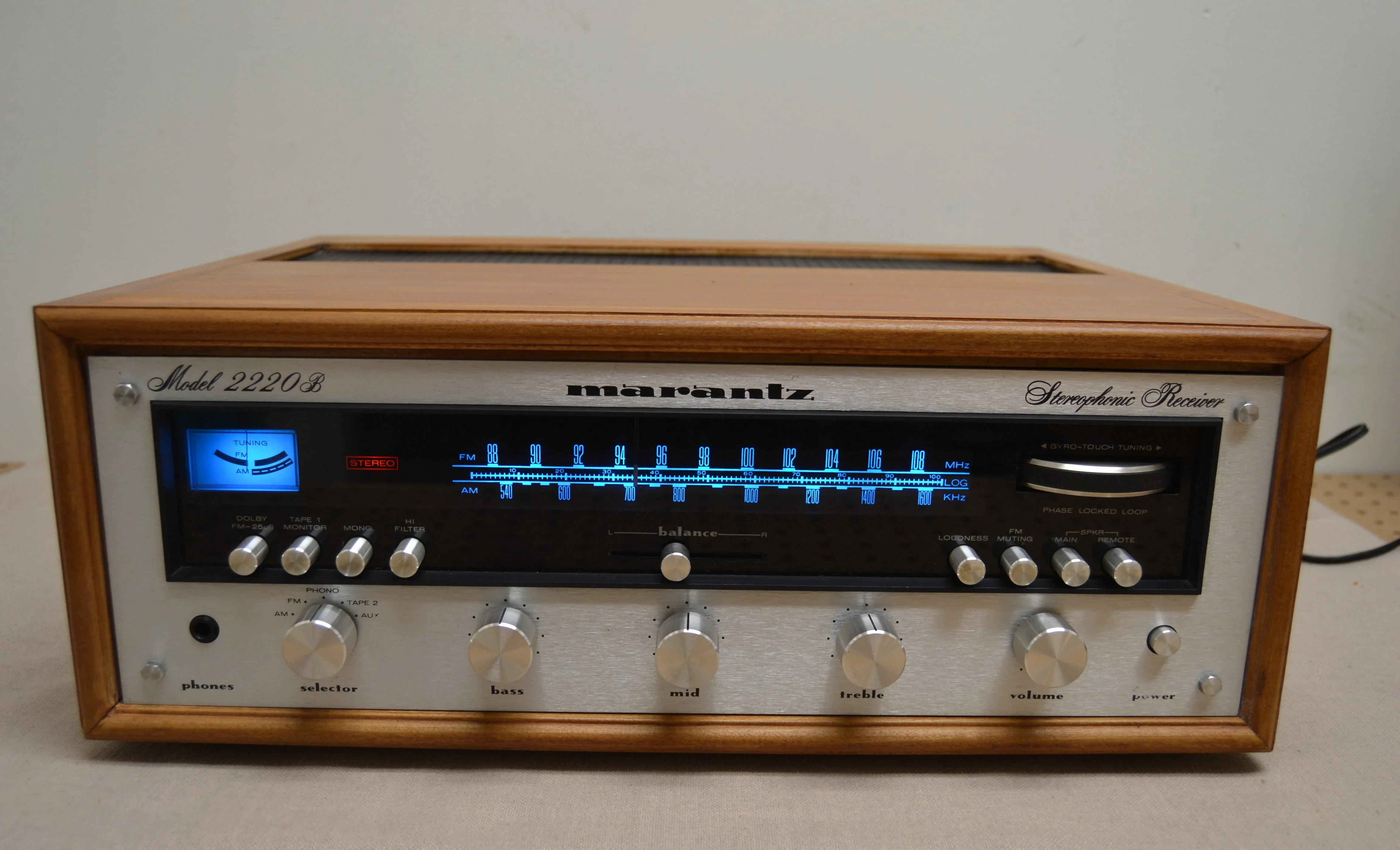 Marantz 2220B Stereo Receiver * Wood Case * 20W RMS *