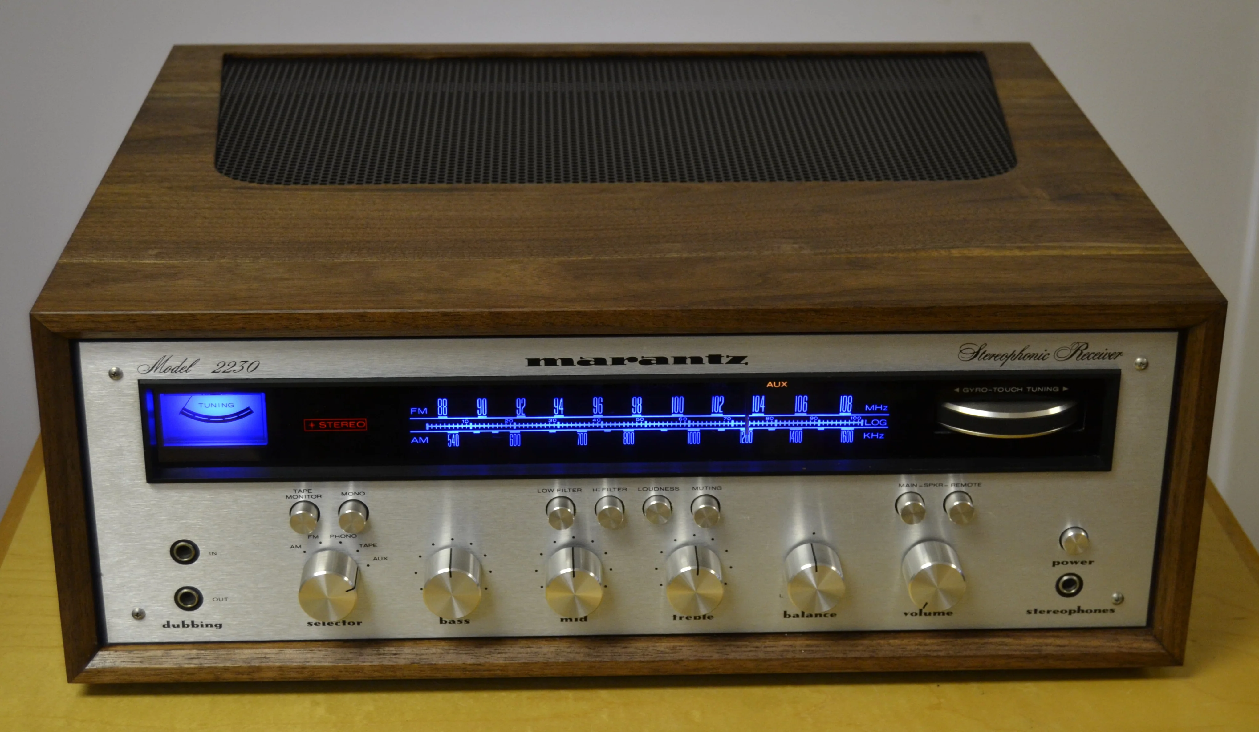 Marantz 2230 Stereo Receiver * Fully Refurbished * LEDs * NEW Hardwood Case * 30W RMS * 1973