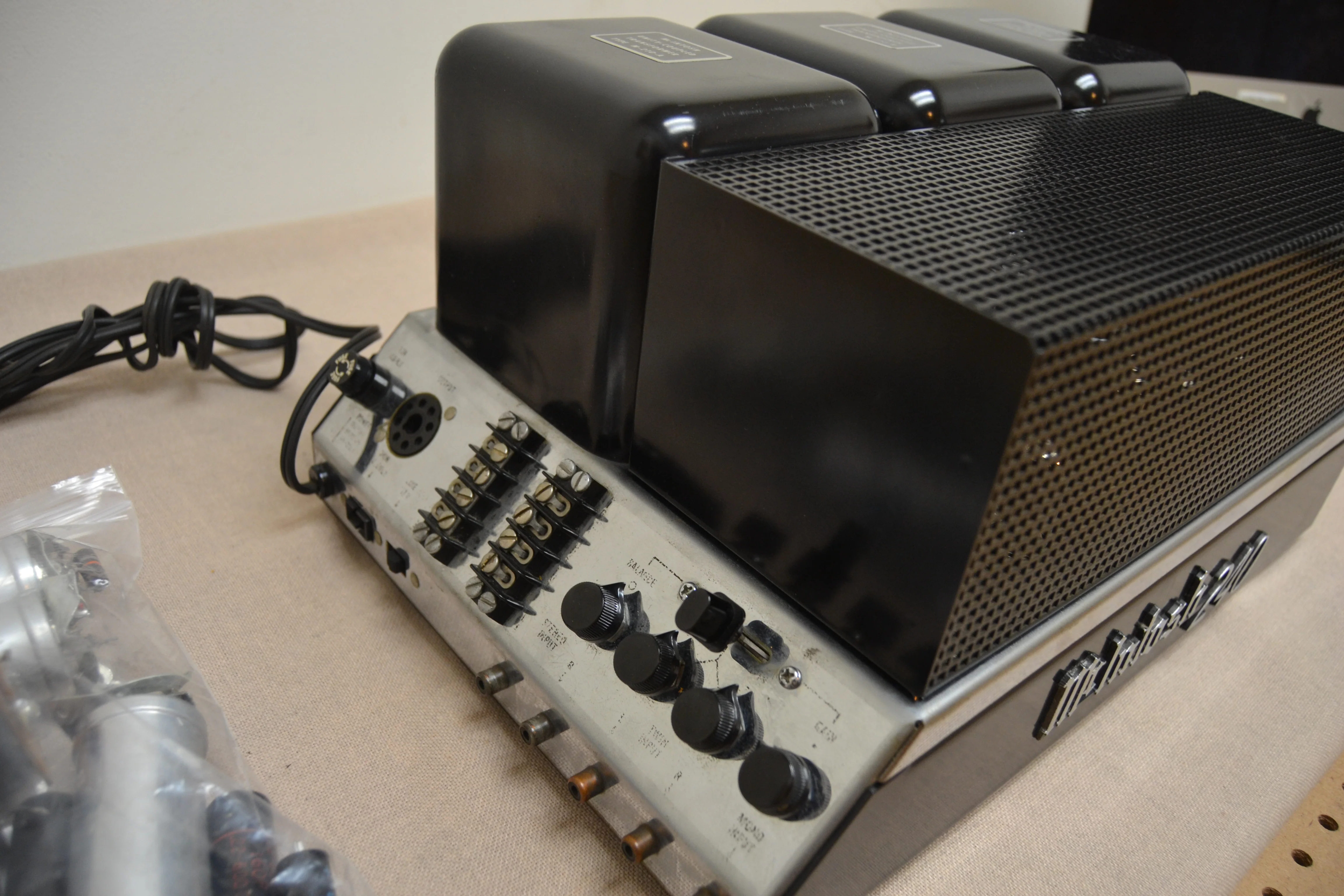 McIntosh MC240 Stereo Power Amplifier * Fully Recapped & Rebuilt * McIntosh (GE) tubes at 100% - Image 3