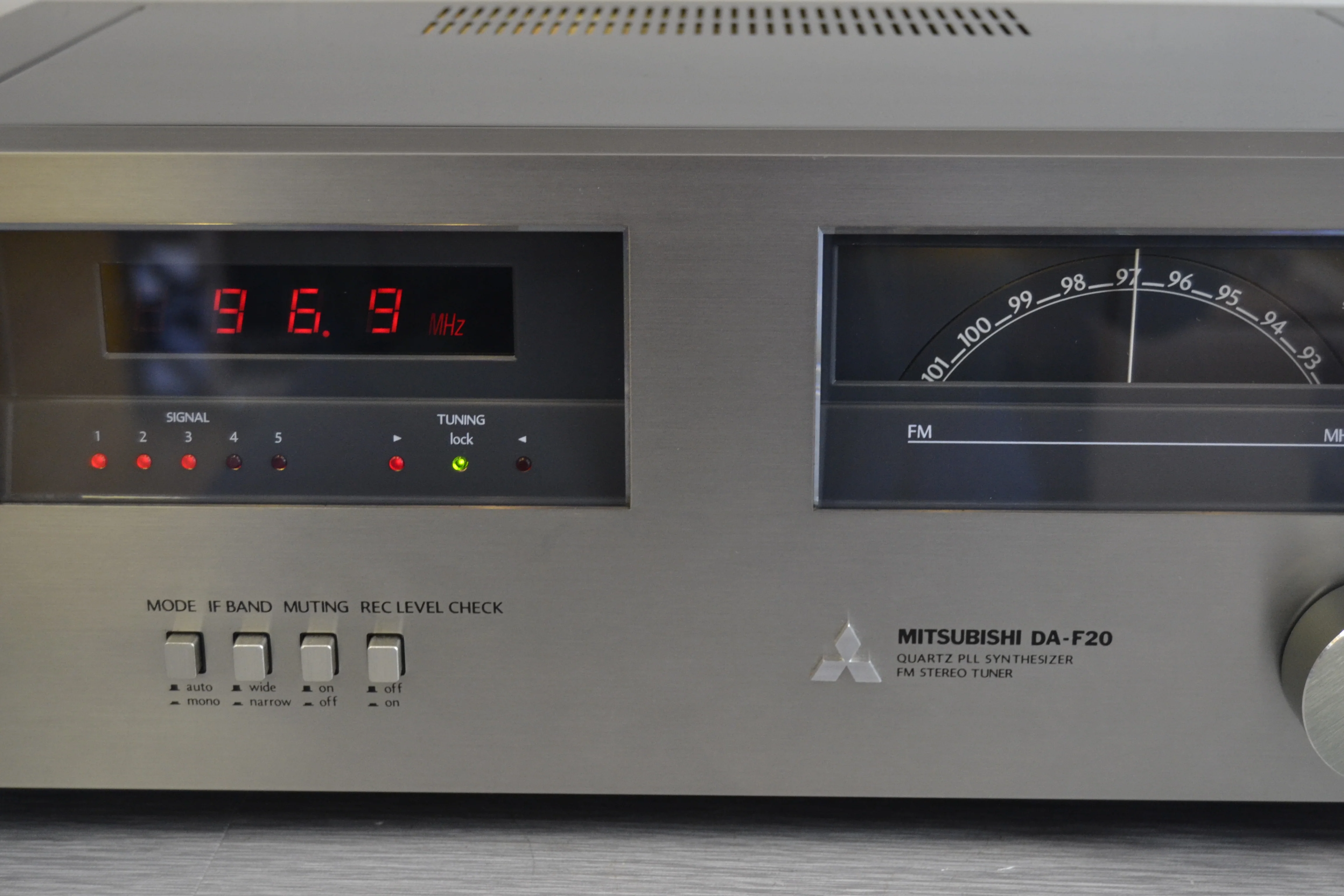 Mitsubishi DA-F20 Stereo Tuner - Image 3