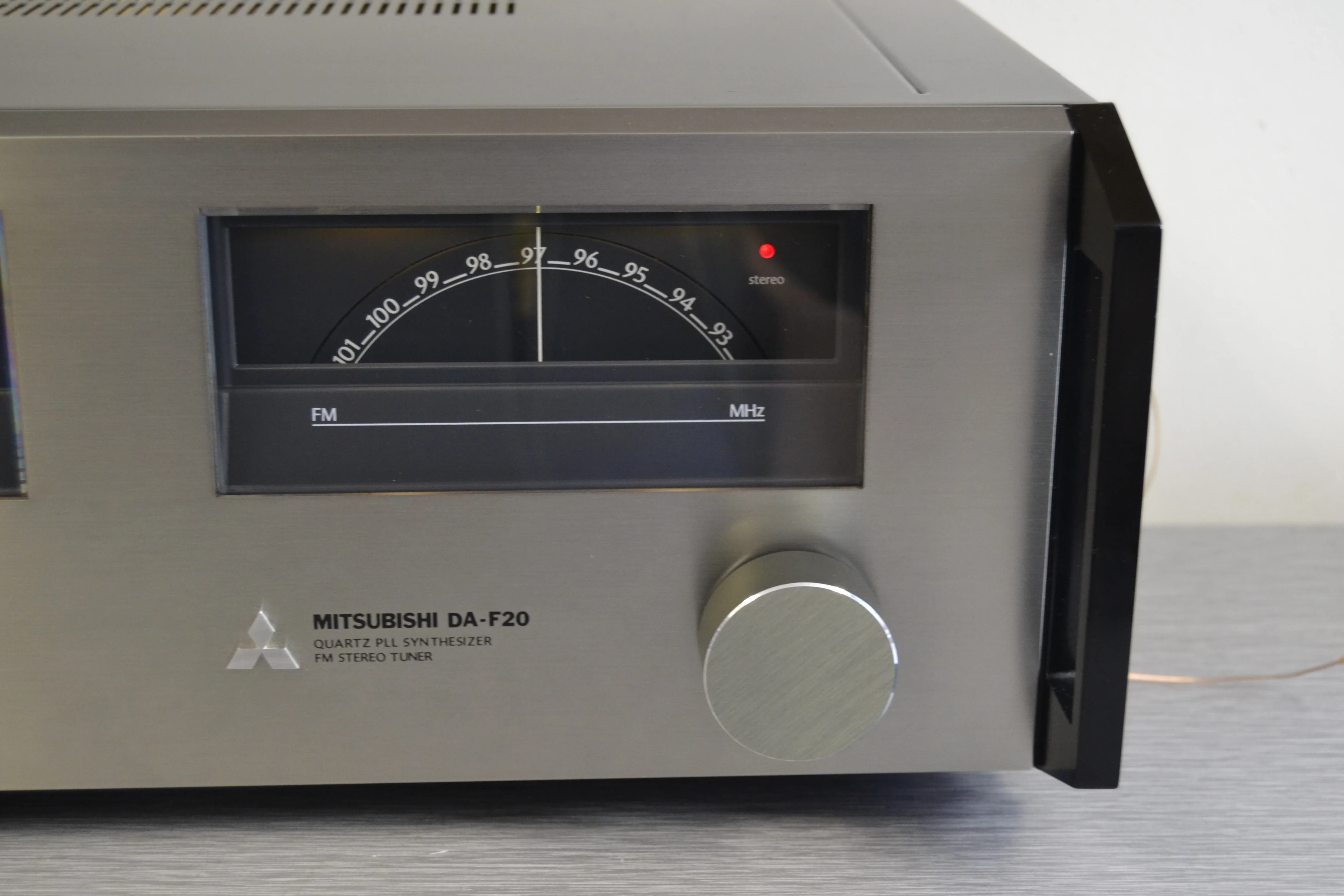 Mitsubishi DA-F20 Stereo Tuner - Image 4
