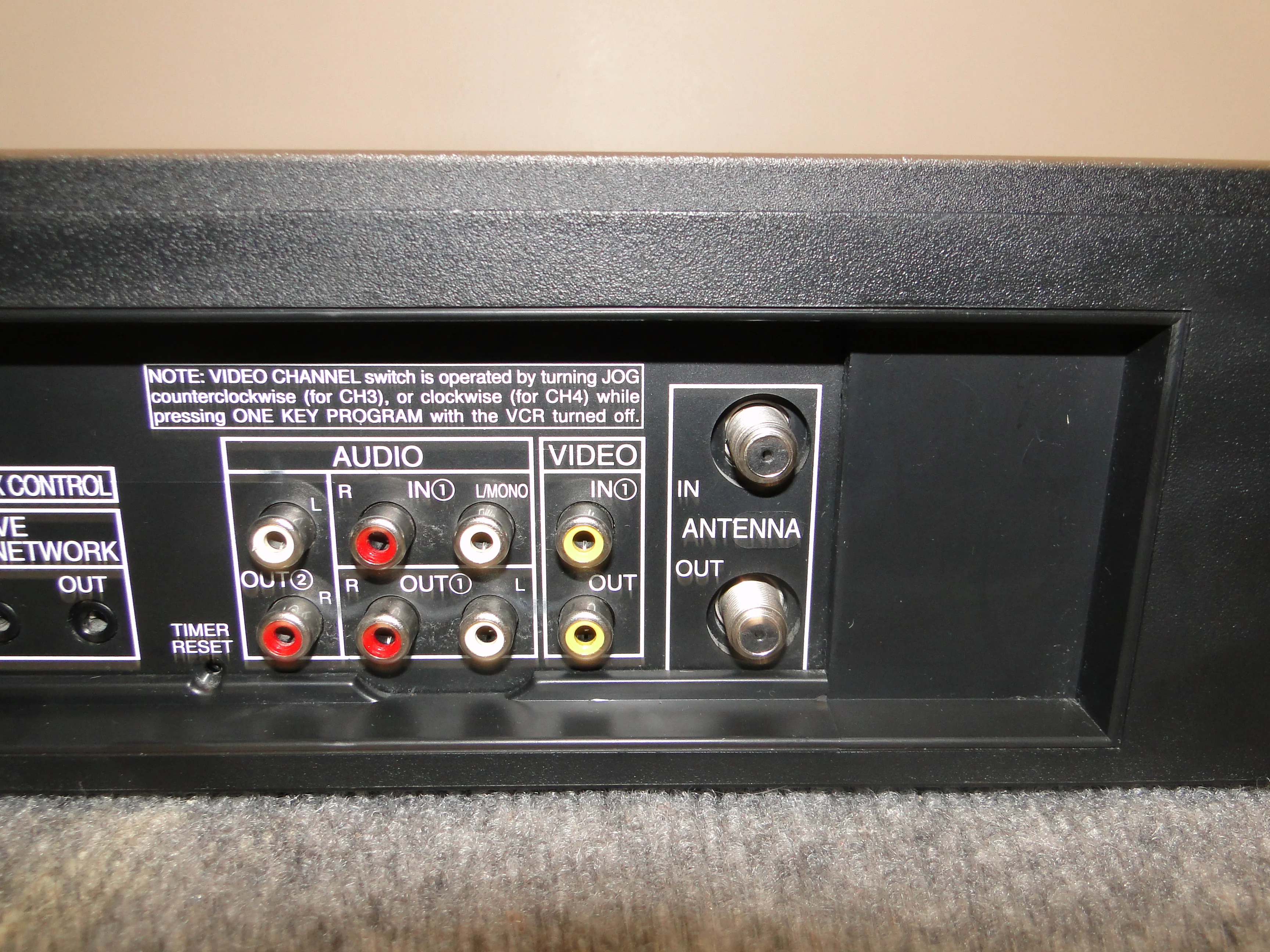Mitsubishi HS-U590 VHS Player - Image 11