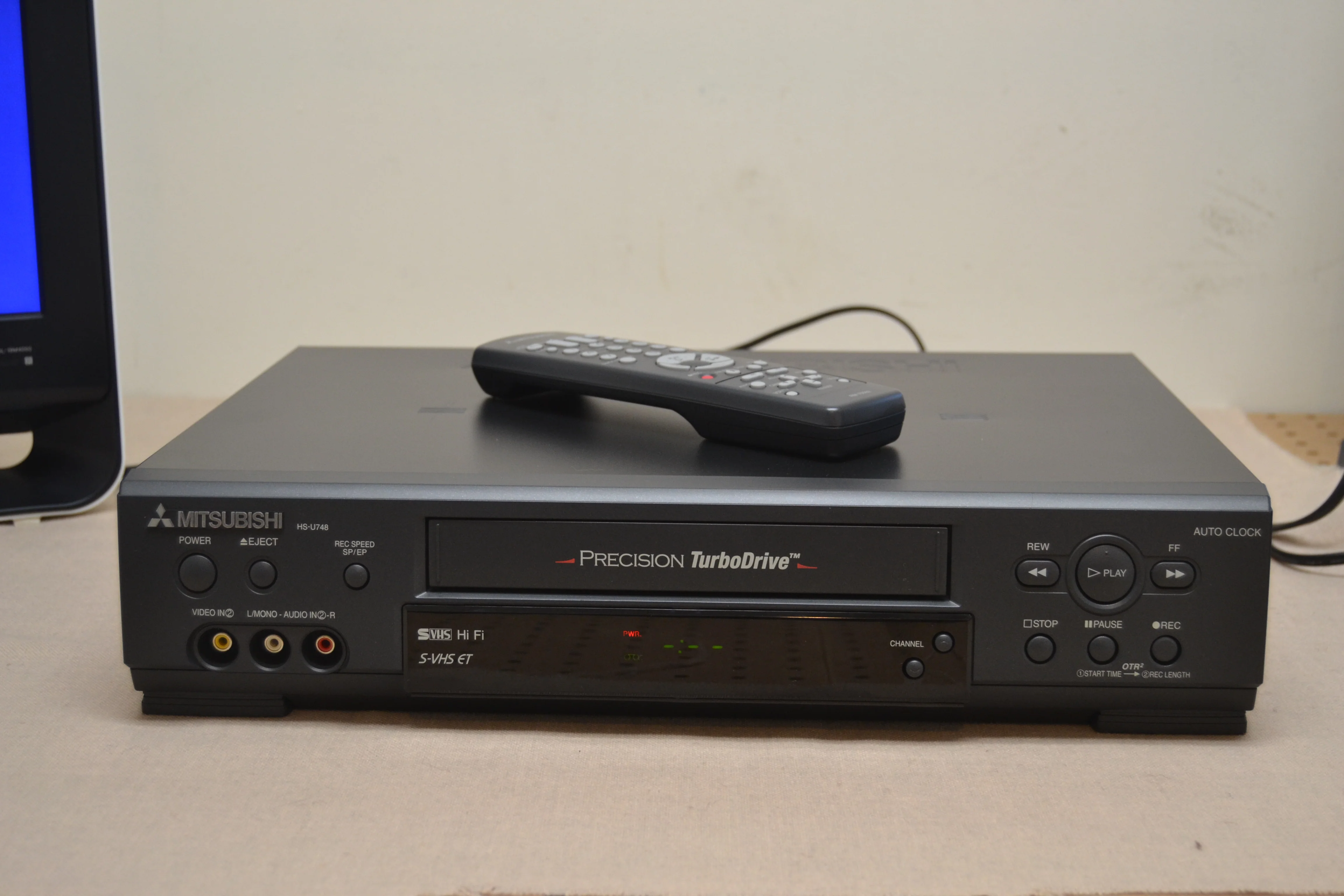 Mitsubishi HS-U748 S-VHS VCR * Remote