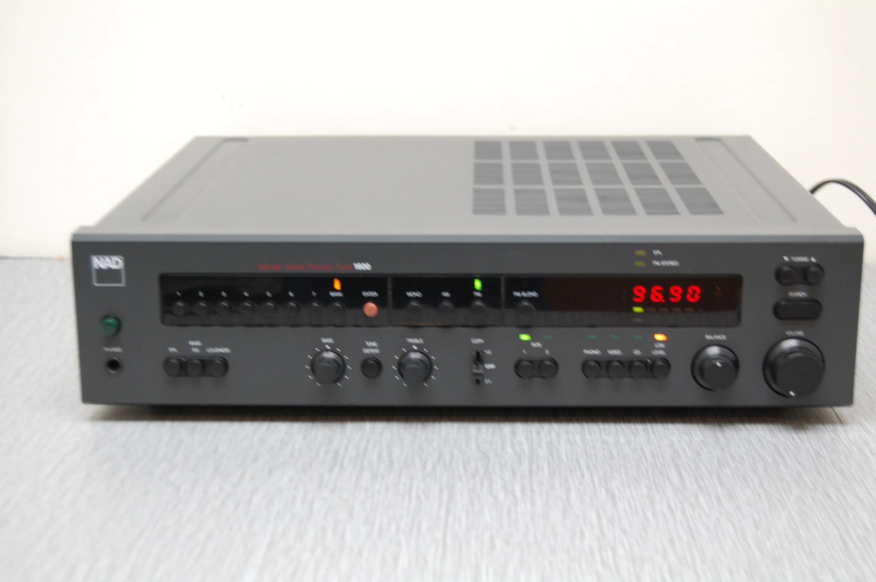 NAD 1600 Stereo Preamplifier - Tuner