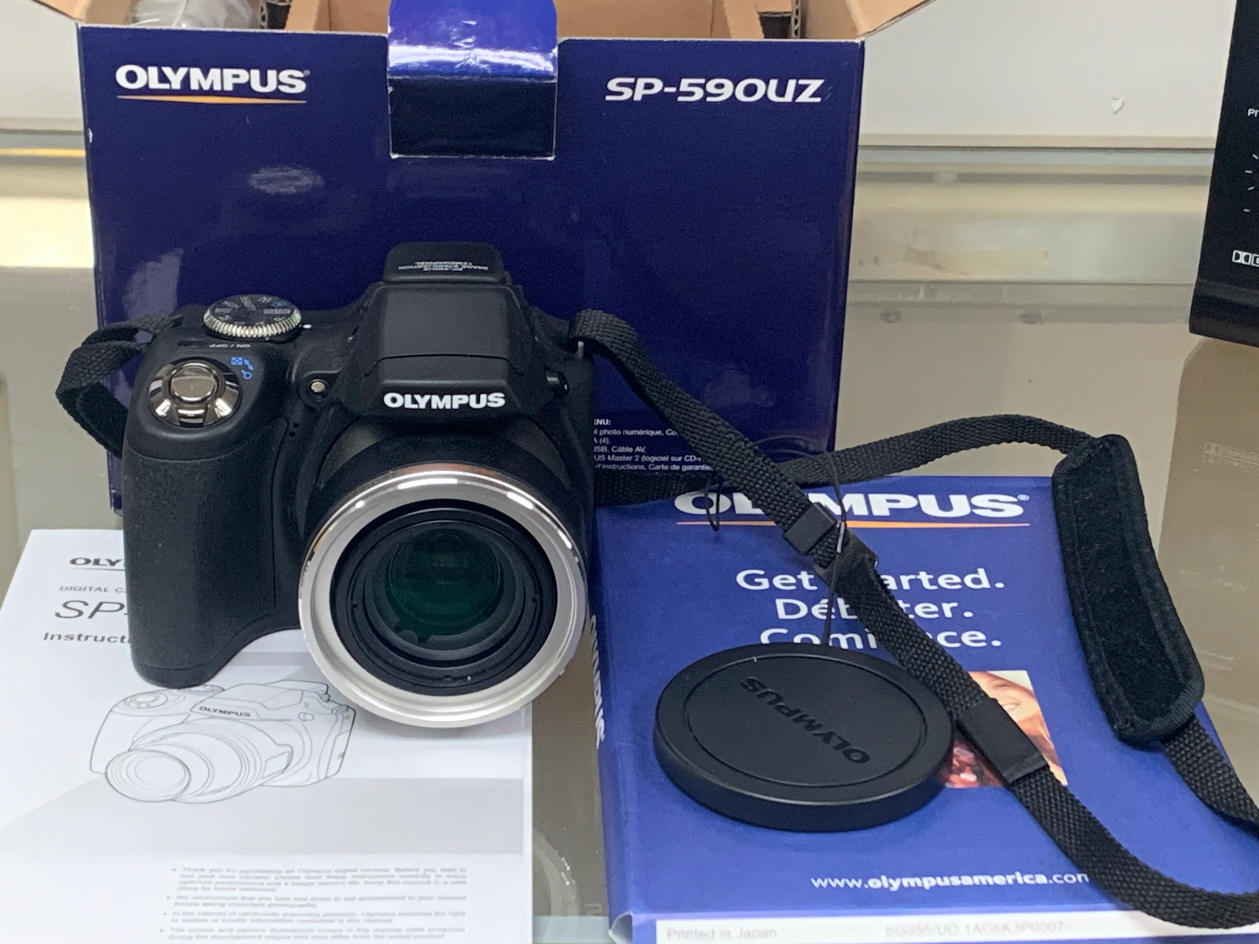 Olympus SP-59OUZ Digital Camera Bundle w/Accessories & Original Box - Image 2