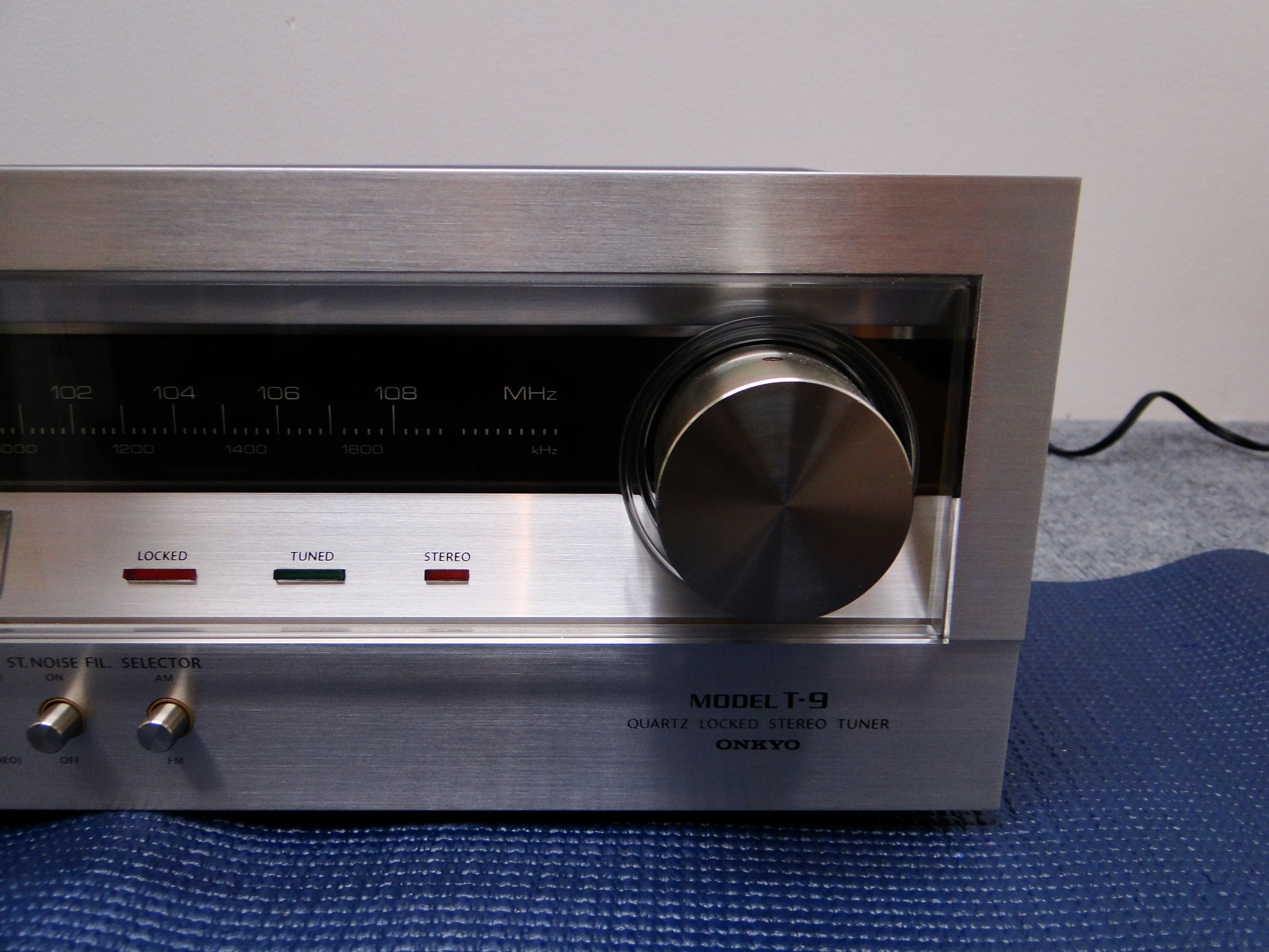 Onkyo T9 Stereo Tuner - Image 4