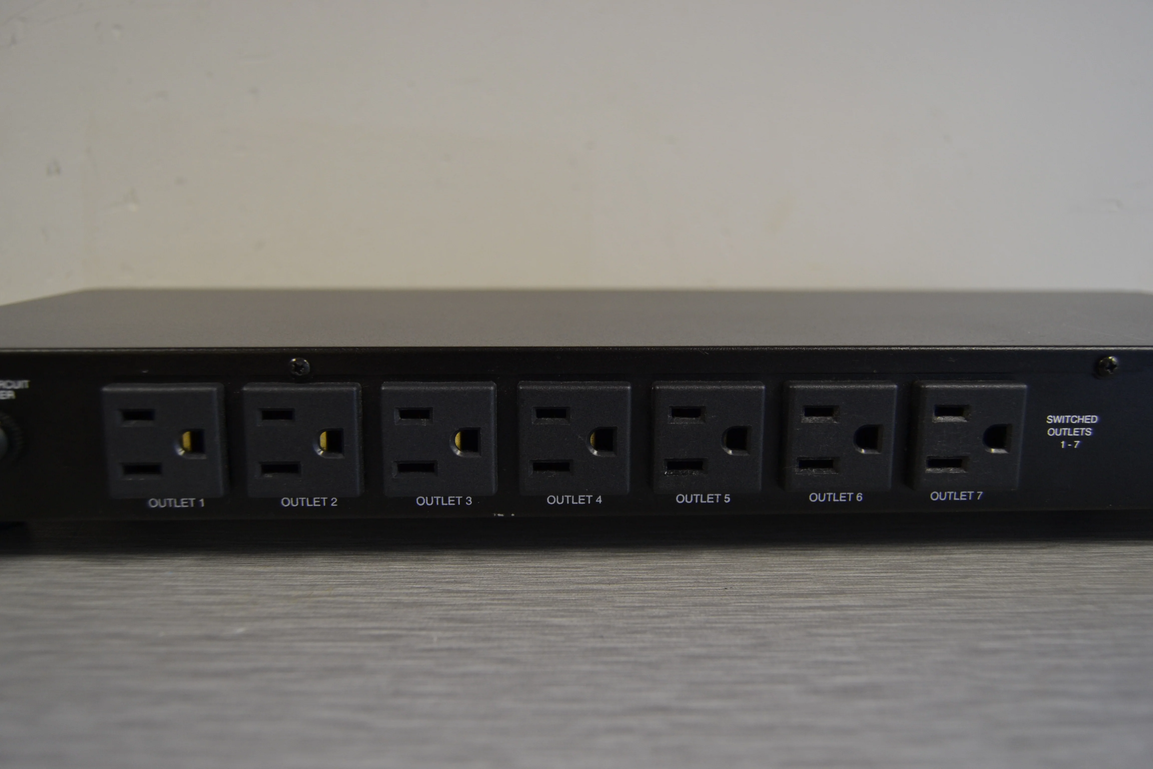 Panamax MR4000 8-Outlet Home Theater Power Conditioner Noise Filtration - Image 10