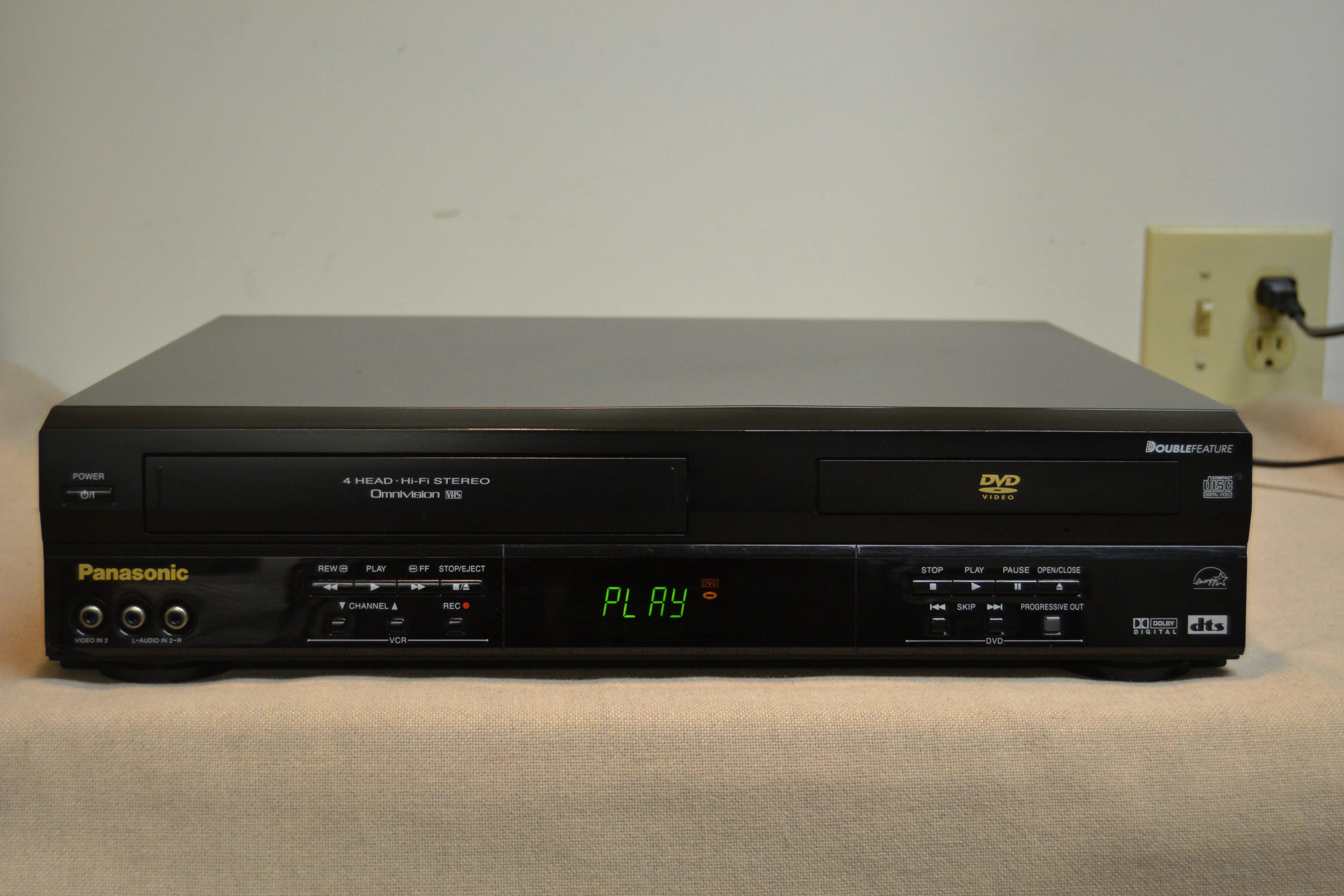 Panasonic PV-D4743 VHS/DVD Combo Player