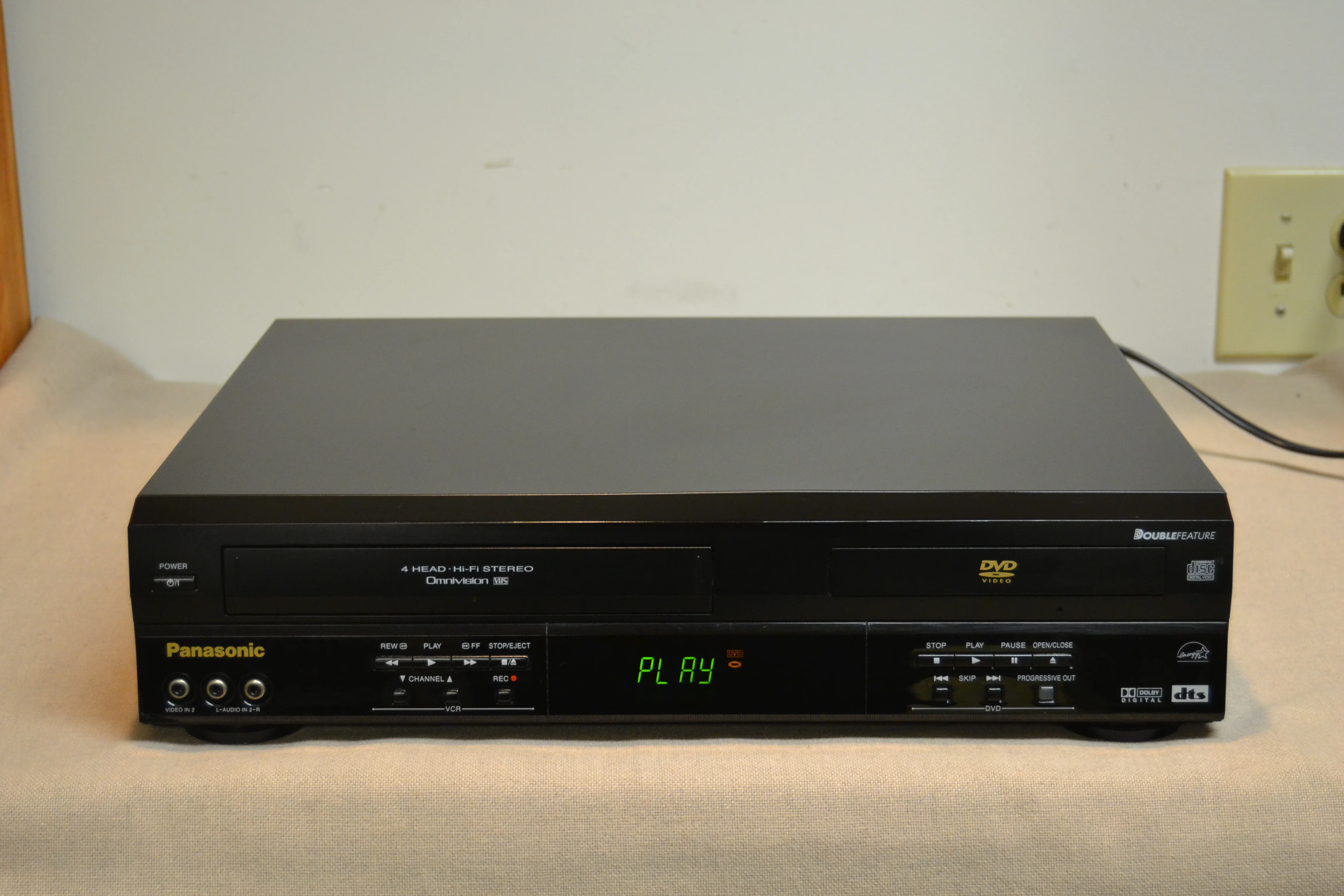 Panasonic PV-D4743 VHS/DVD Combo Player - Image 2
