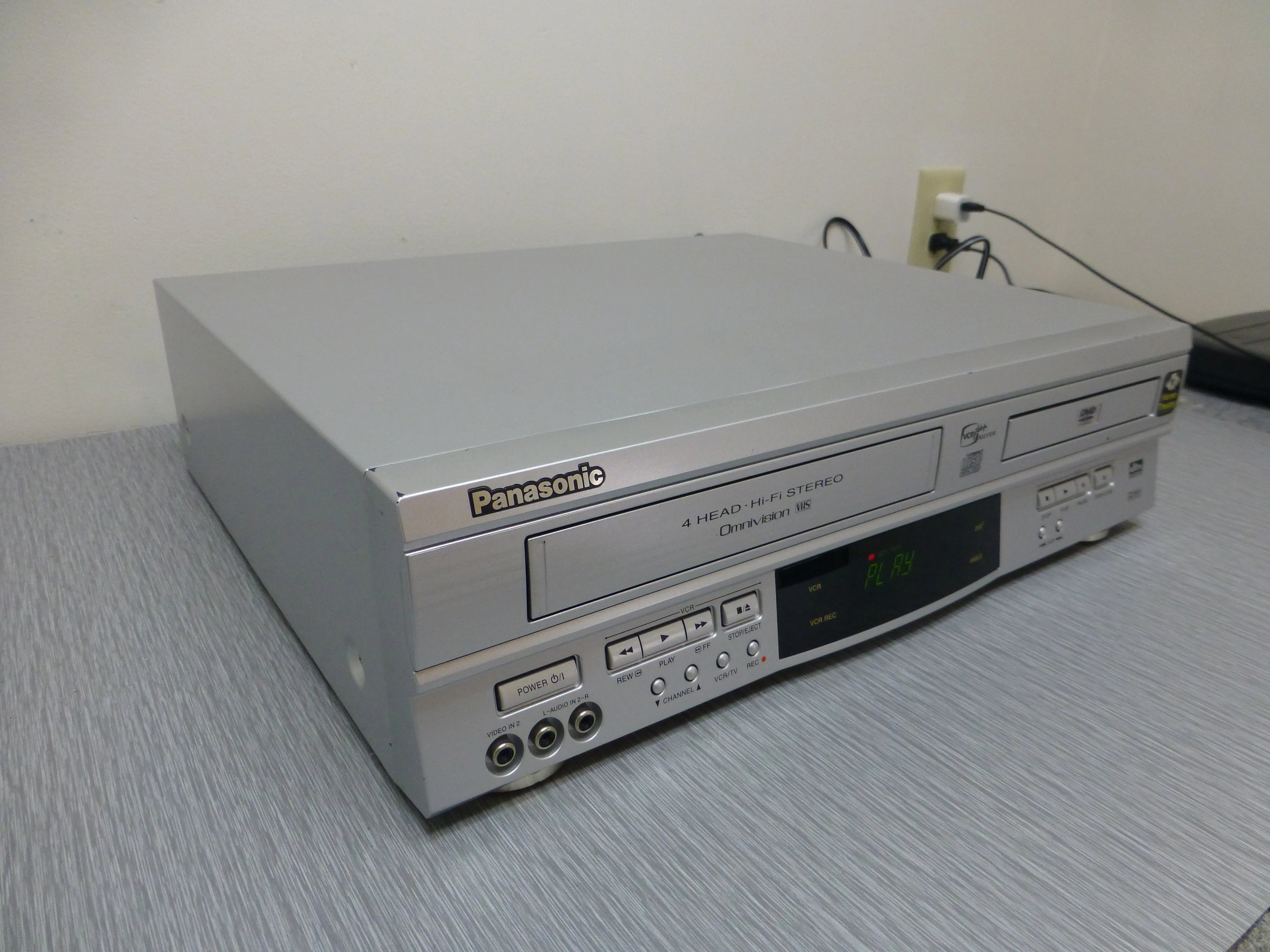 Panasonic PV-D4761 DVD/VHS Combo Player - Image 2